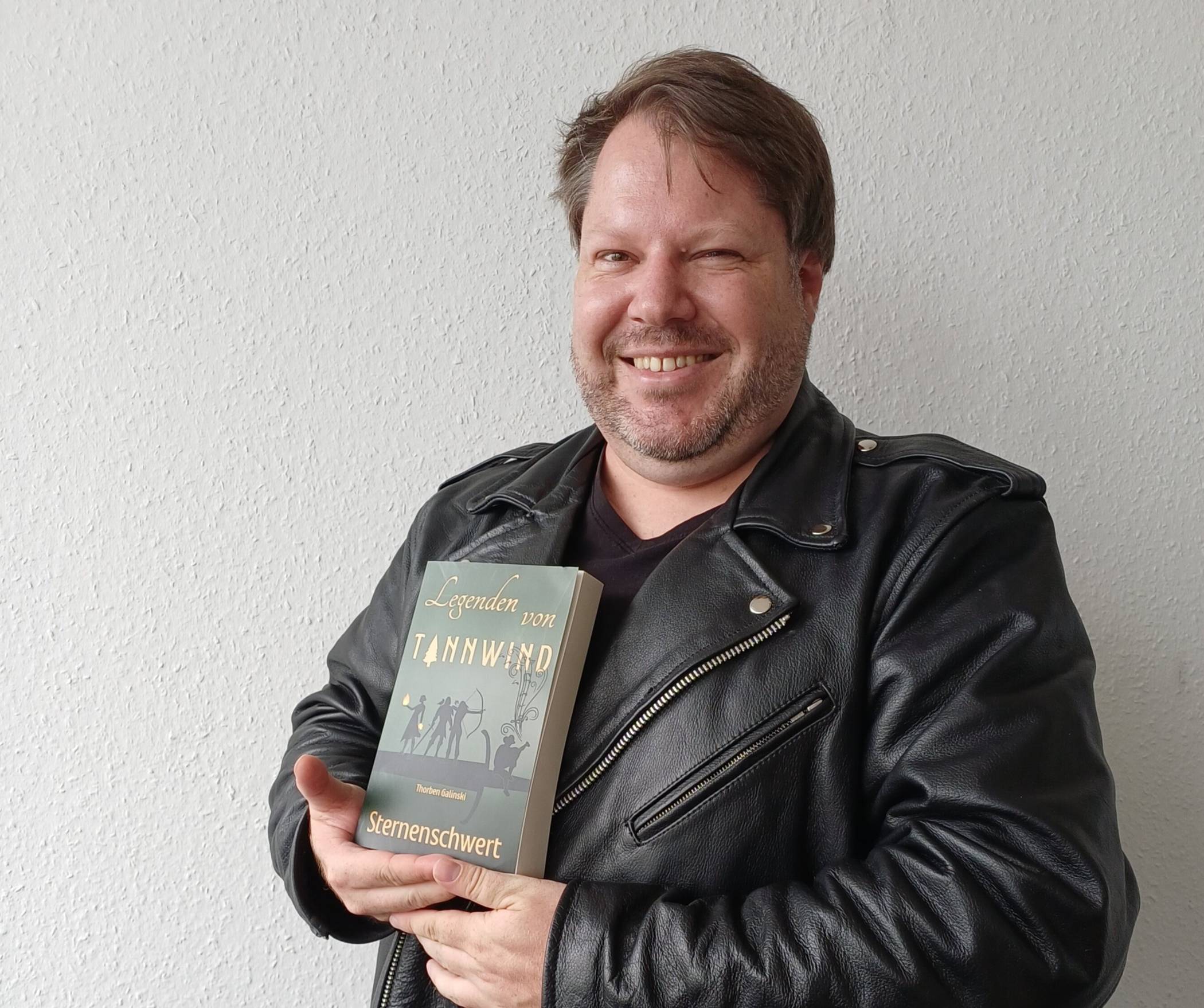Thorben Galinski präsentiert stolz seinen ersten „High Fantasy“-Roman.  