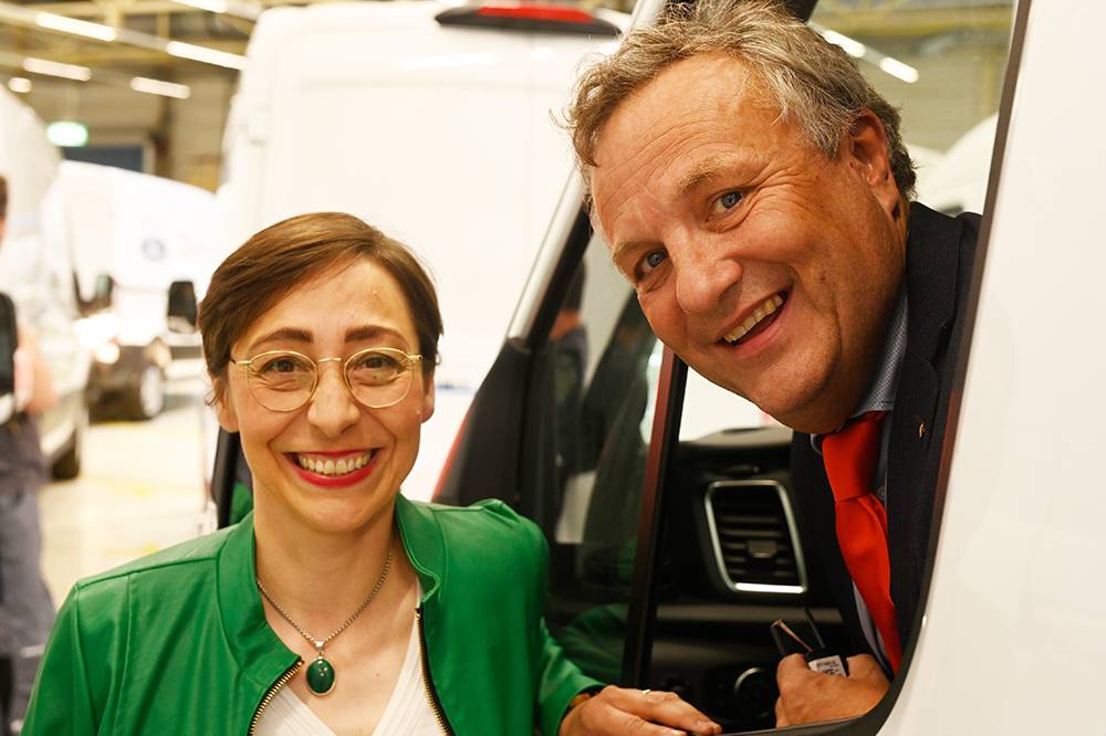  Hermann Josef Thiel kurz vor der Abfahrt ab Ford-Werk Köln im Gespräch mit Dr. Anna-Maria Pedron. Die Projektleiterin beim Deutschen Caritasverband hat die Aktion „Caritas powered by Ford“ initiiert. 