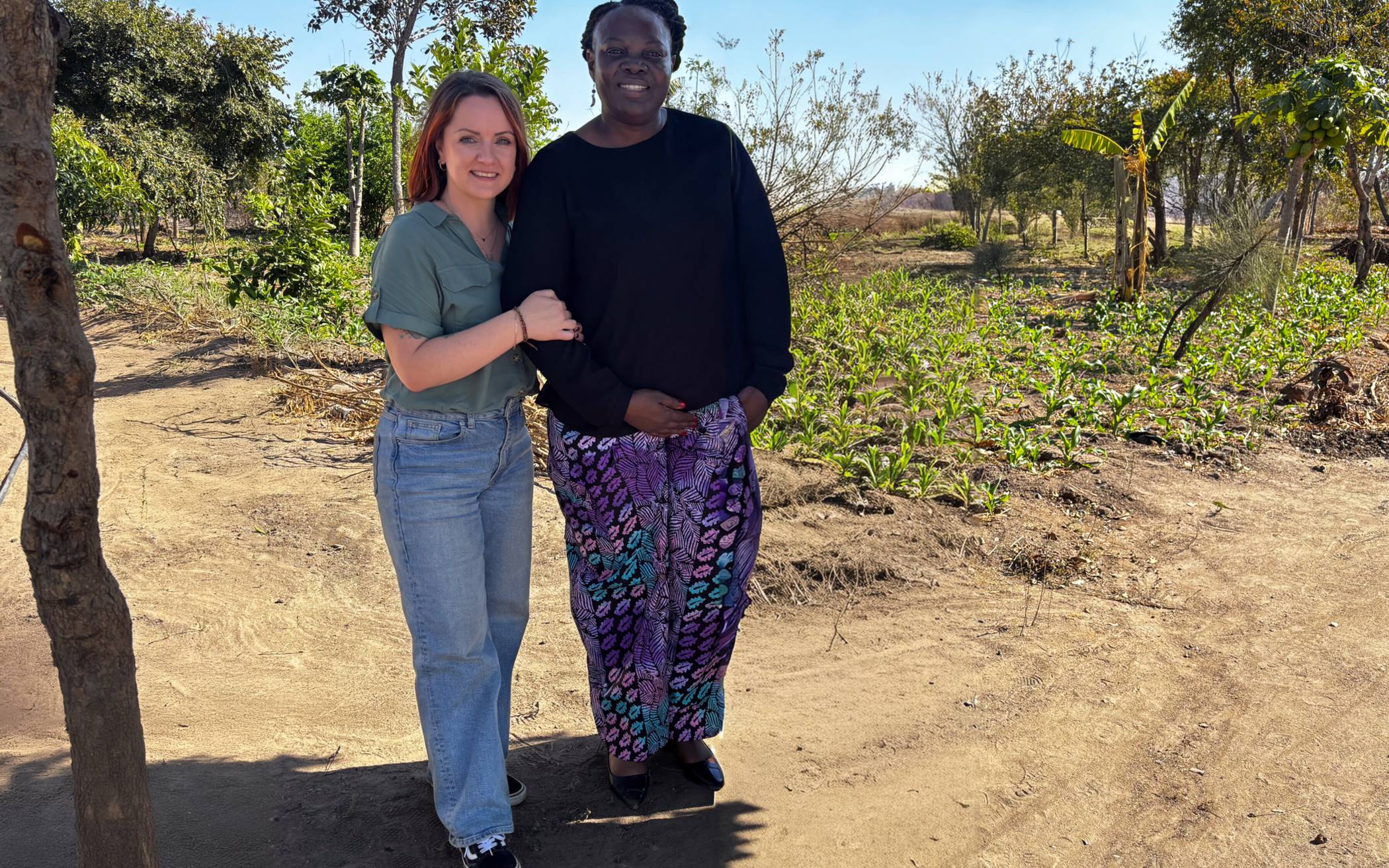 Steffi Greuel mit Diakonin Mable, die vor Ort in Sambia als Projektleiterin aktiv...