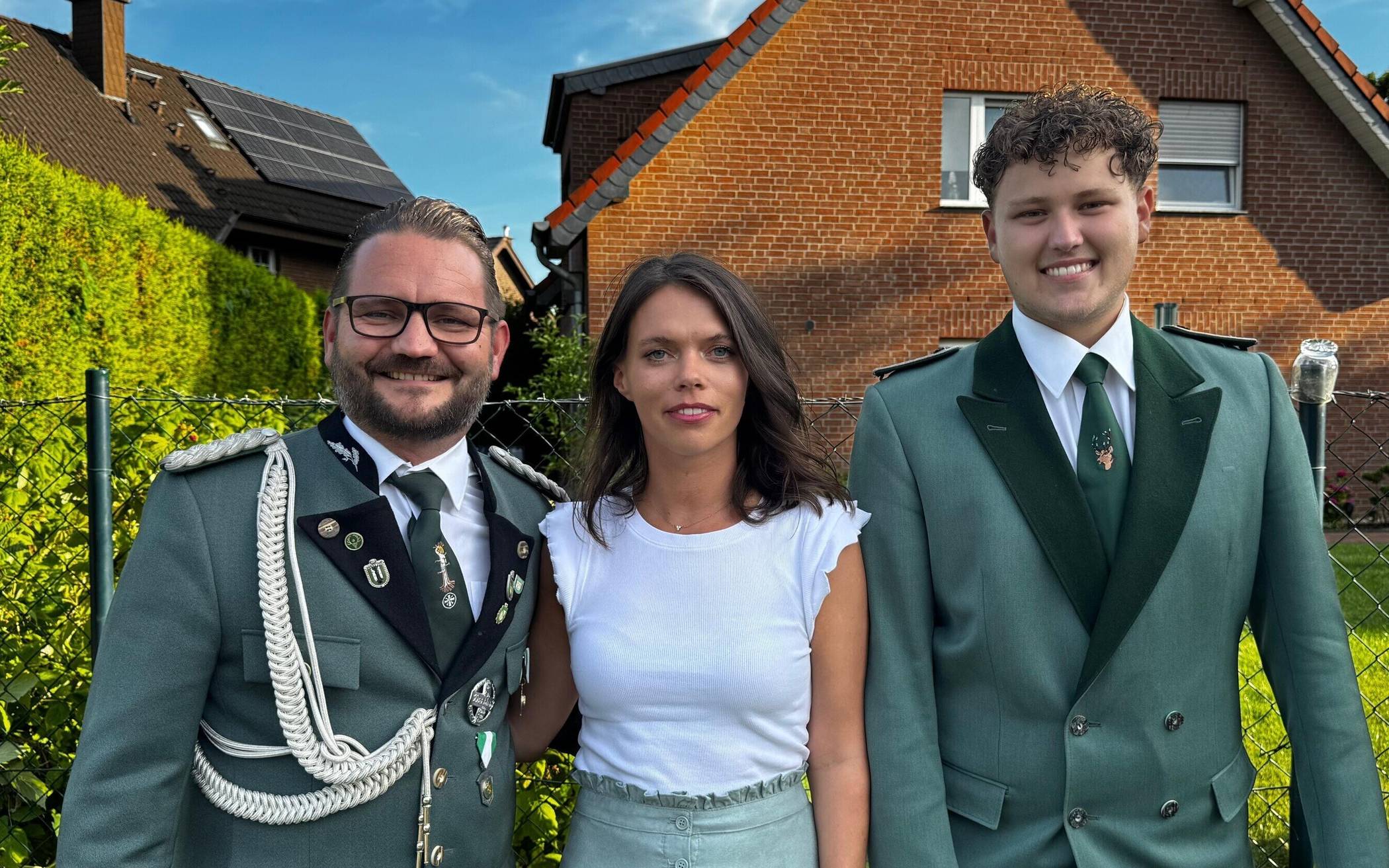 Das Königspaar 2026 Christoph Coersten und Ariane Küppers (l.) sowie das Prinzenpaar 2026 Robin Nilgen und Katharina Lux (fehlt auf Bild) laden herzlich zum traditionellen Schützenbiwak der St.-Sebastianus-Schützenbruderschaft Garzweiler ein.  