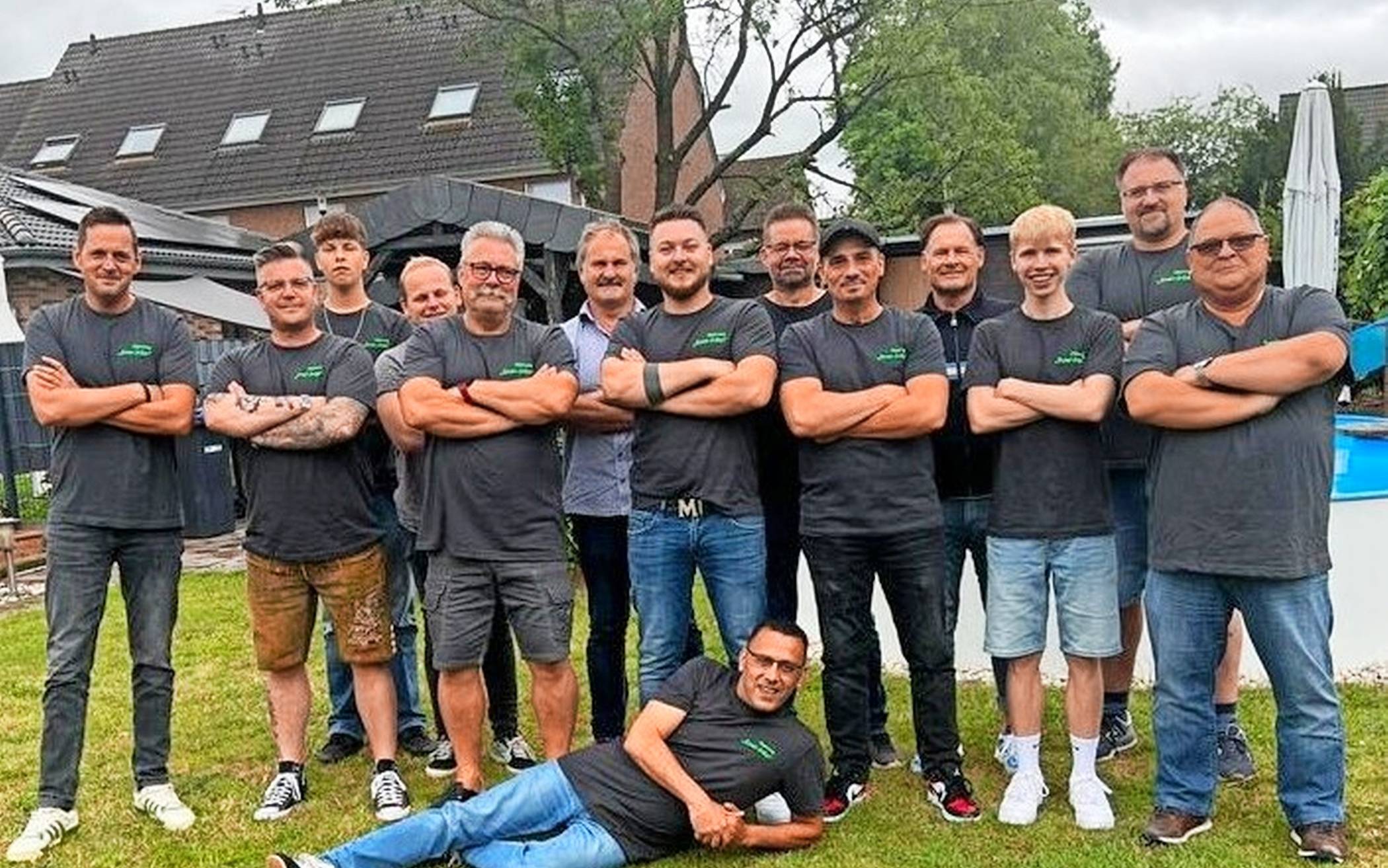 Seit seiner Gründung im Jahr 2003 ist der Jägerzug „Ever Jrön“ weit mehr als nur ein Teil des Schützenwesens – er ist eine Herzensangelegenheit für seine Mitglieder und ein fester Bestandteil der Gartenstadt, sowie ihres Heimat- und Schützenfestes. Mit aktuell 19 Mitgliedern, darunter vier passive, vereint der Zug Jung und Alt zu einer lebendigen Gemeinschaft, die auf Vertrauen, Freundschaft und Zusammenhalt baut. Was den Jägerzug „Ever Jrön“ dabei aber ganz besonders macht: Der Wille, nicht stehenzubleiben. Neue Ideen, frischer Elan und der Wunsch, die Gemeinschaft in der Gartenstadt mitzugestalten, treiben den Zug weiter an. Noch lange ist nicht Schluss – im Gegenteil: Die Geschichte von „Ever Jrön“ wird weitergeschrieben – mit jedem Fest, mit jeder Generation und mit jedem Mitglied, das den Weg mitgeht. Denn eins ist sicher: Nur wenn Tradition auf Offenheit trifft, entsteht das, was „Ever Jrön“ seit über 20 Jahren ausmacht – eine echte Familie im Herzen des Schützenfestes.