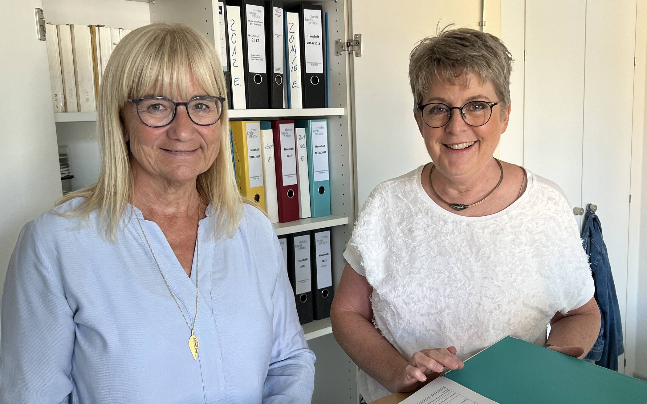 Christiana Rönicke (rechts) übergibt die Amtsleitung an Irmgard Zießow.