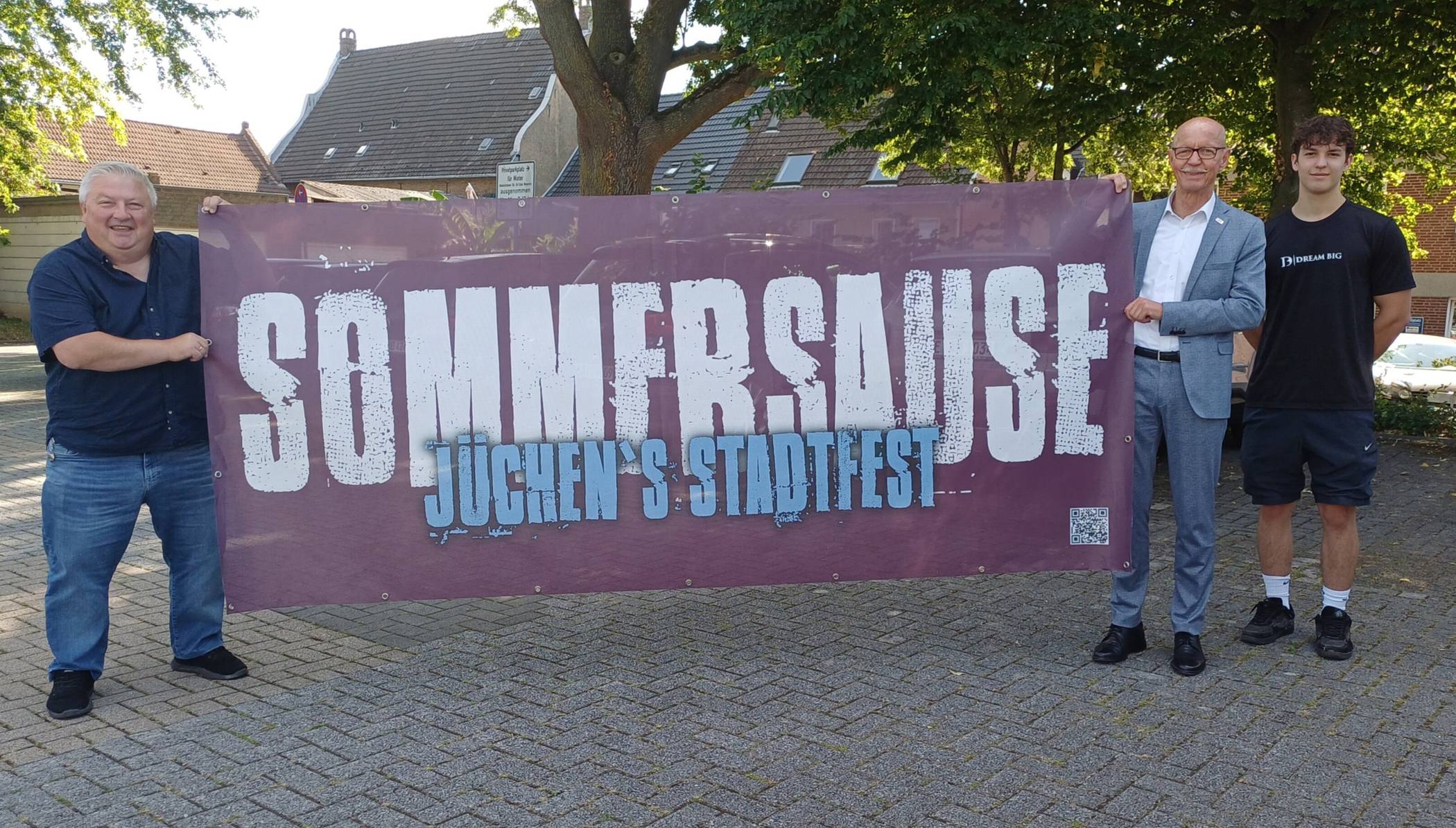  Von links: Peter Sonnet, der die „Sommersause“ mit Wirtschaftsförderin Carolin Voigt (nicht im Bild) organisiert, Bürgermeister Harald Zillikens und Till Hopfenbach (Dream Big). 