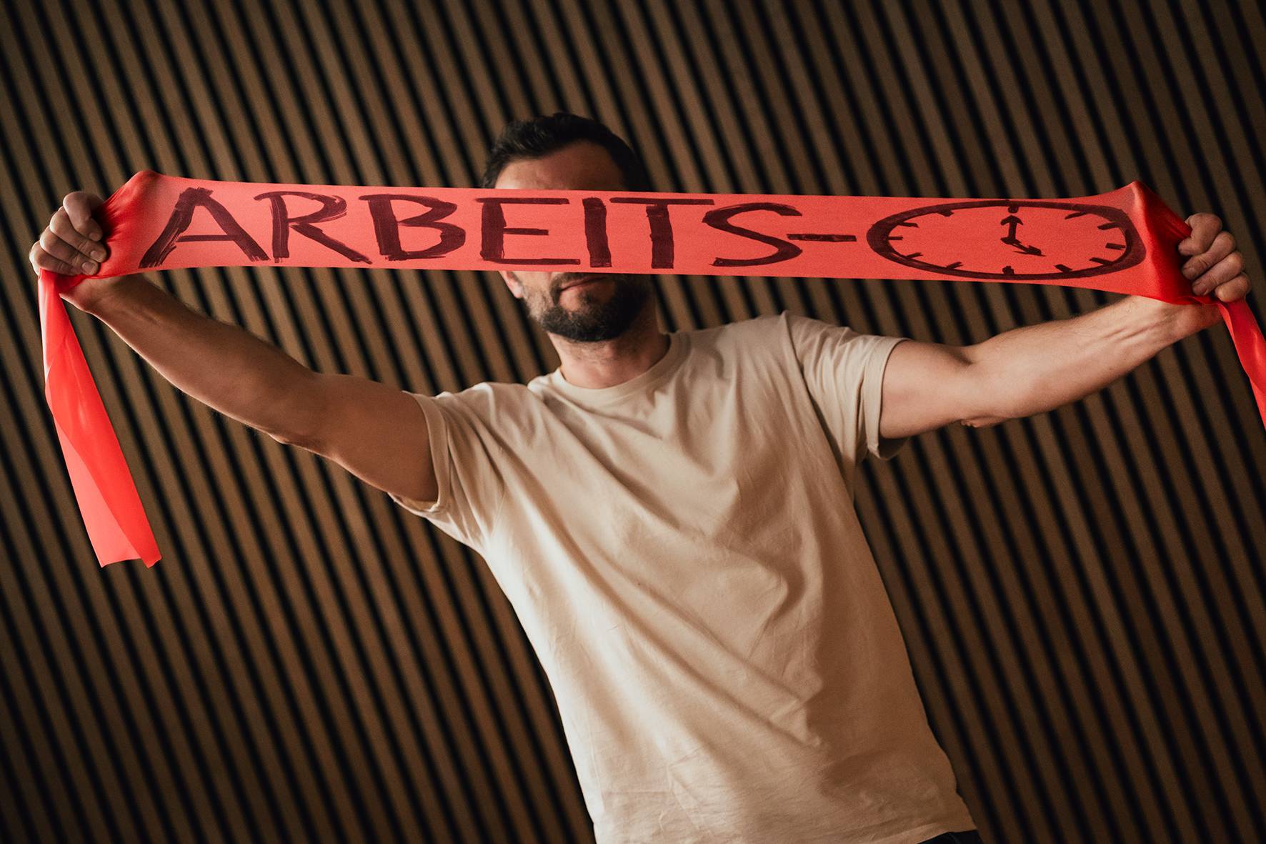 Symbolisch: Das Gummiband „Arbeitszeit“.