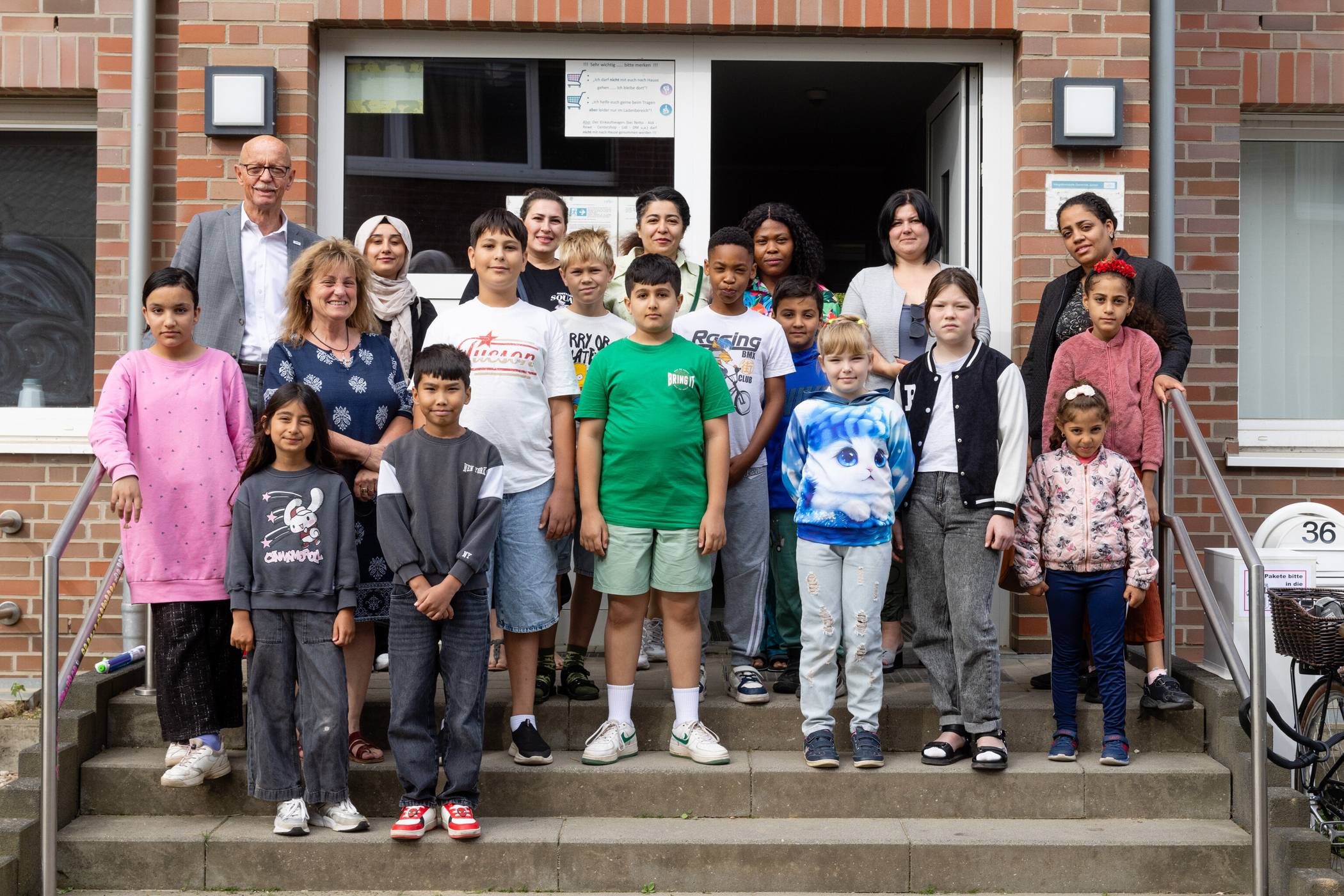  Bürgermeister Harald Zillikens und Ute Schwieren (Stadt Jüchen) mit teilnehmenden Kindern und Müttern.  