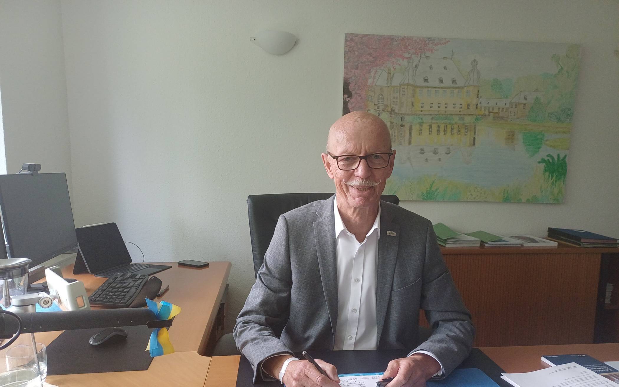 Bürgermeister Harald Zillikens an seinem Arbeitsplatz.
