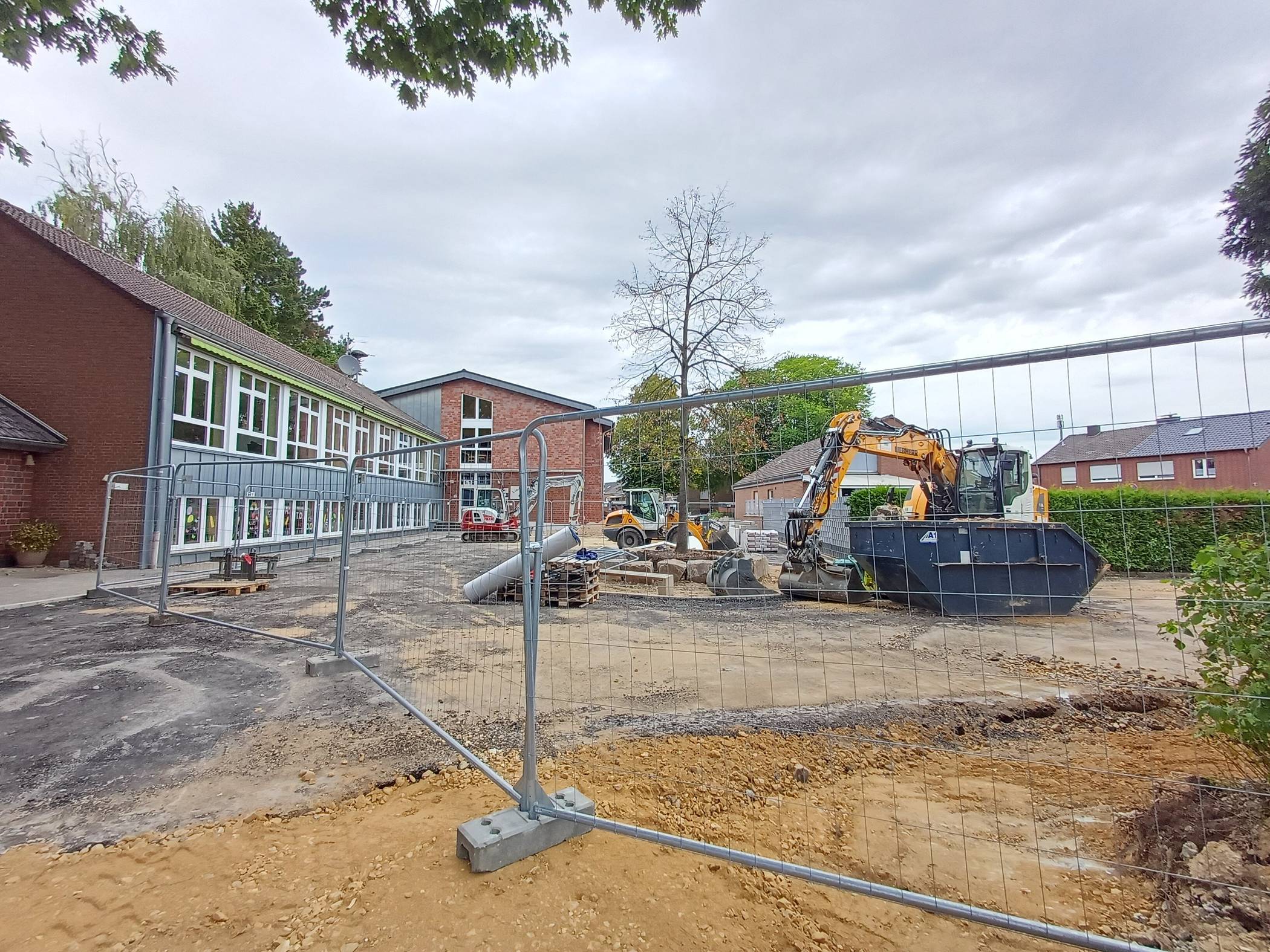  Eigentlich hätte der neue Schulhof zum Schulbeginn fertig sein sollen, doch aufgrund von Verzögerungen waren auch nach den Ferien noch Bauarbeiten im Gange. 