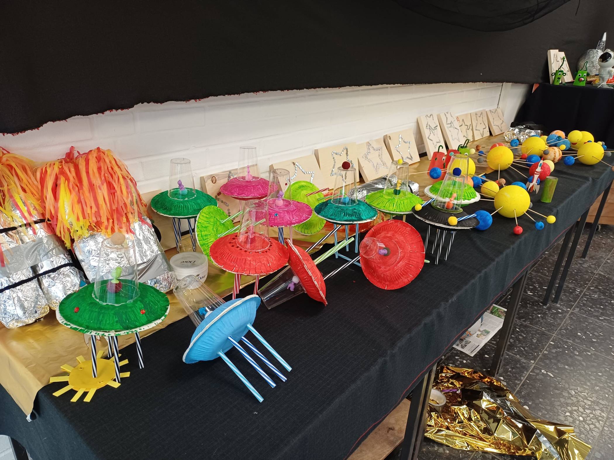 Raketenrucksäcke, Ufos, Planetenmodelle und mehr haben die Kinder währen der Ferienfreizeit gebastelt.   