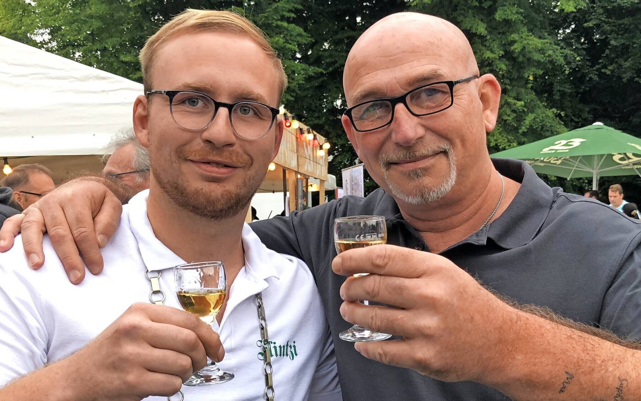   Zwei, die sich verstehen: König &amp; Kronprinz beim Nuss-Schnaps.  