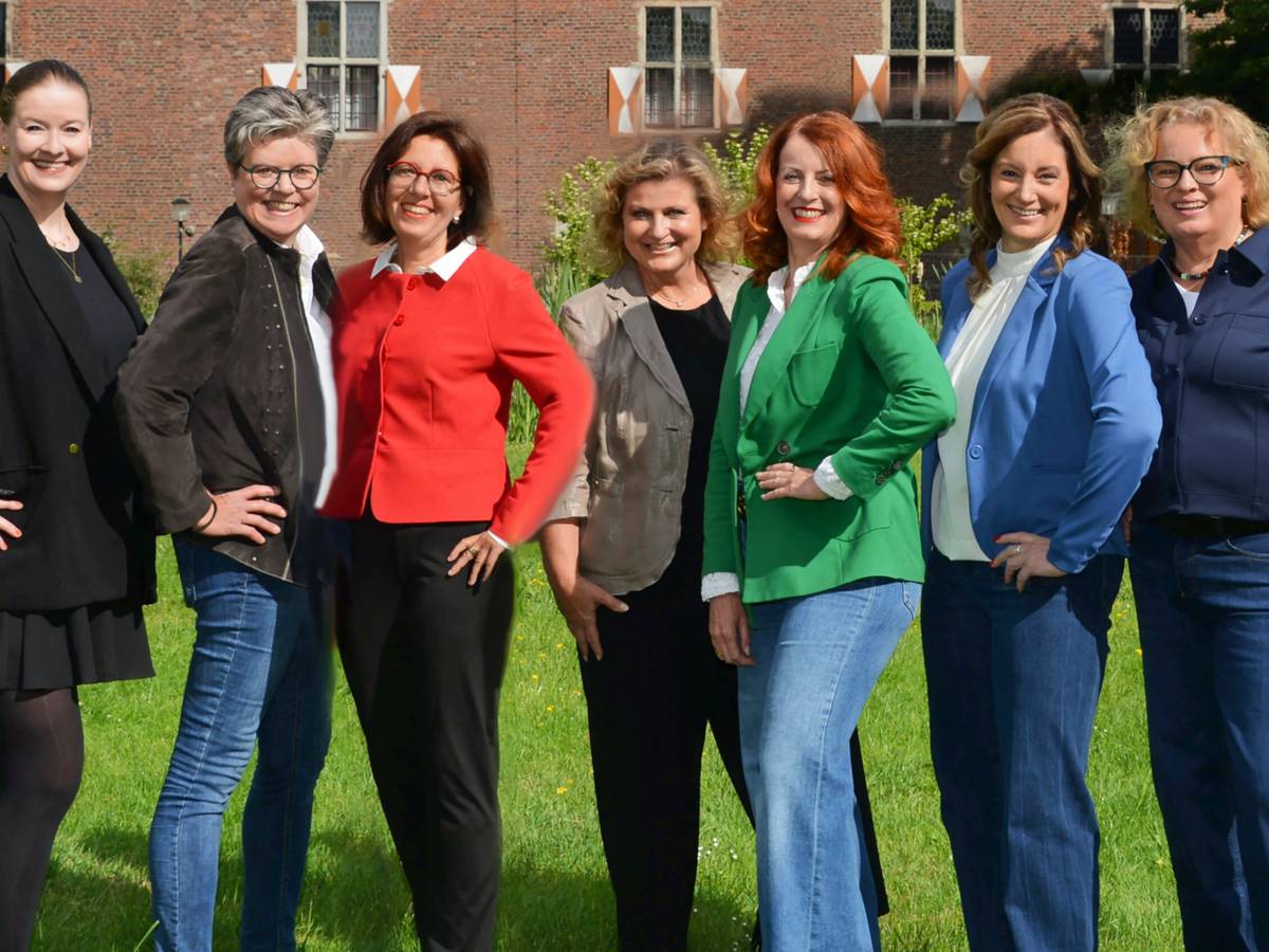 Grüner Rock oder rotes Kleid? Frauen-Jäger freudig erwartet