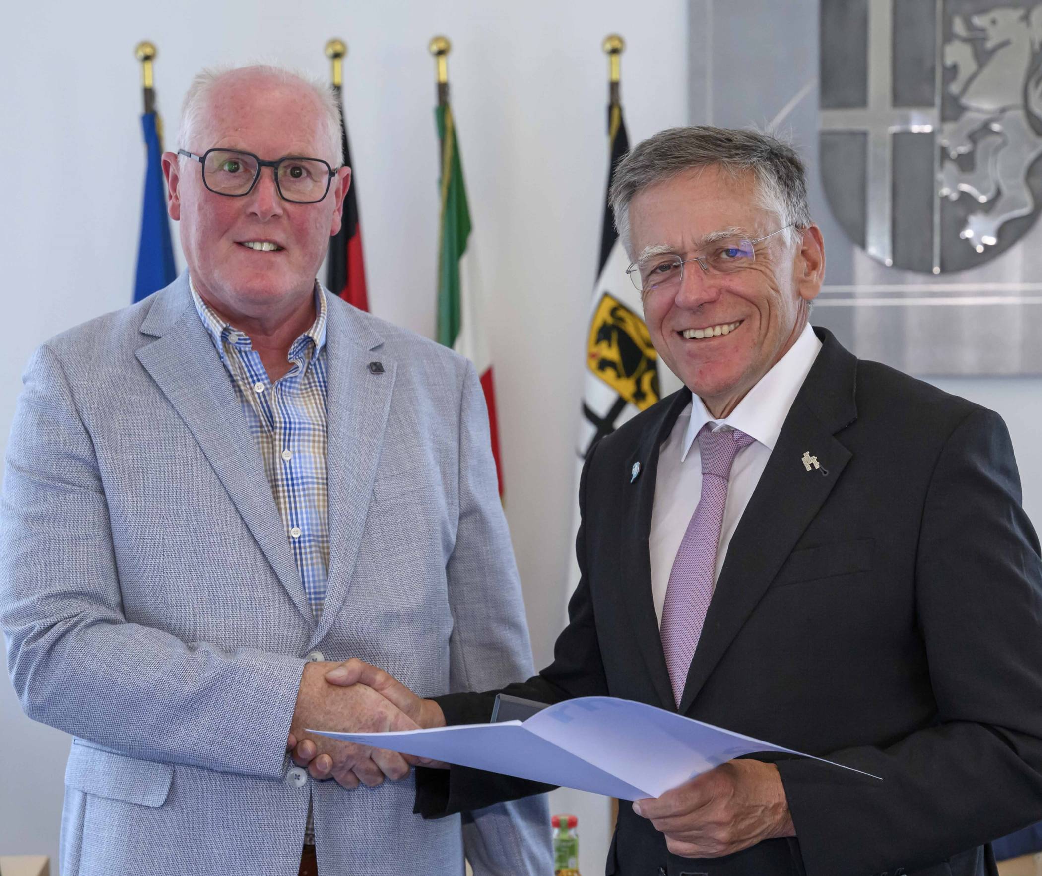 Hans-Jürgen Petrauschke gratuliert Kreismitarbeiter Detlev Boonstra zum goldenen Dienstjubiläum.