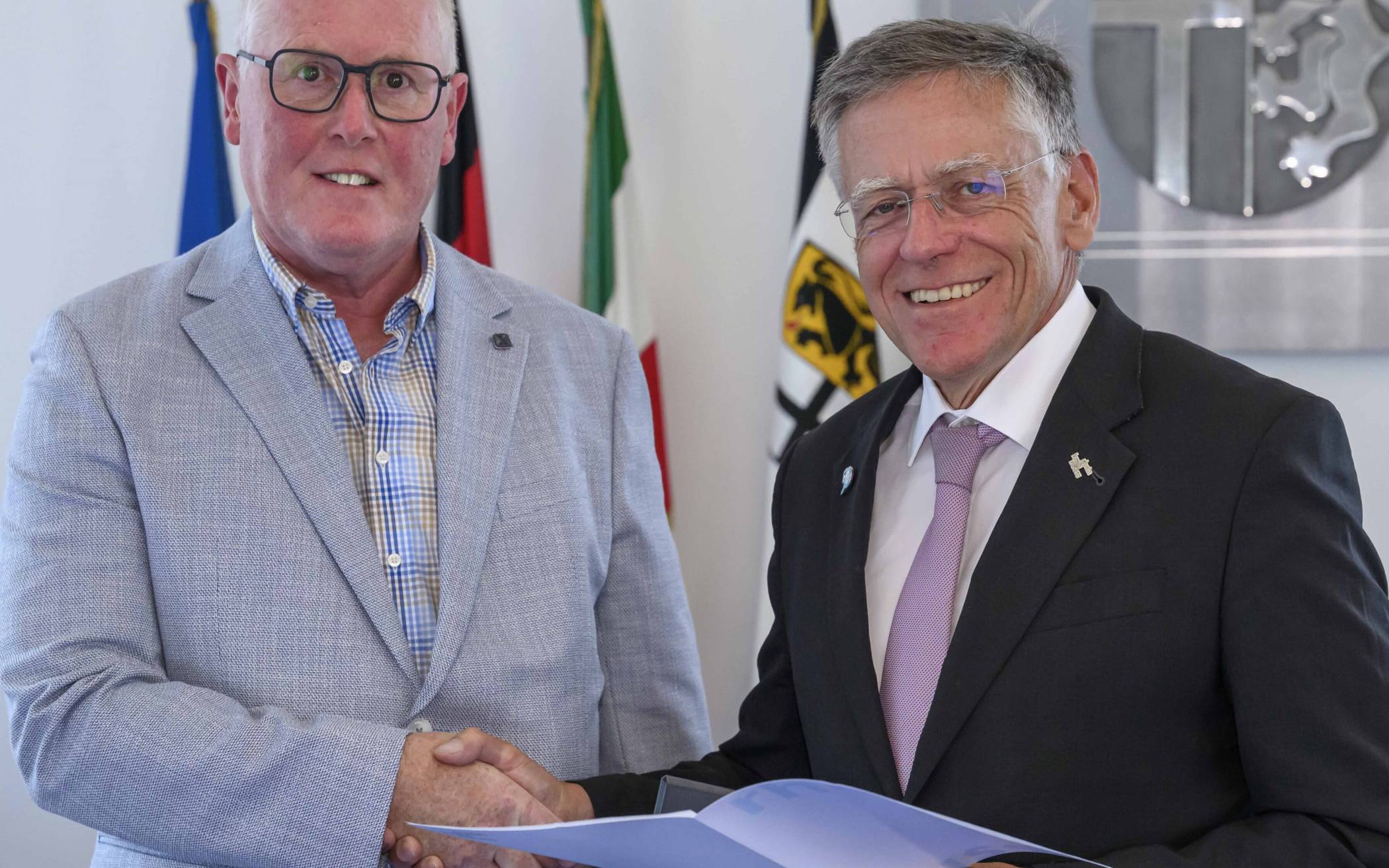 Hans-Jürgen Petrauschke gratuliert Kreismitarbeiter Detlev Boonstra