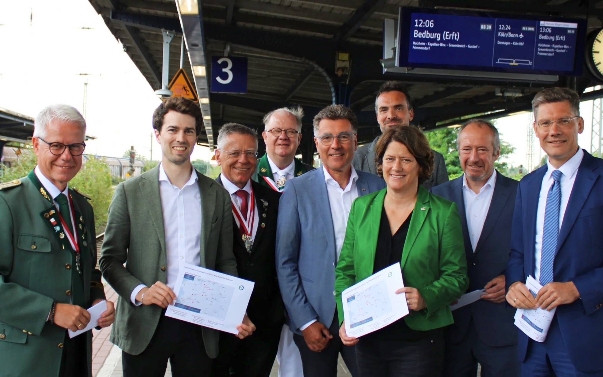 Sie warten im Neusser Hauptbahnhof auf