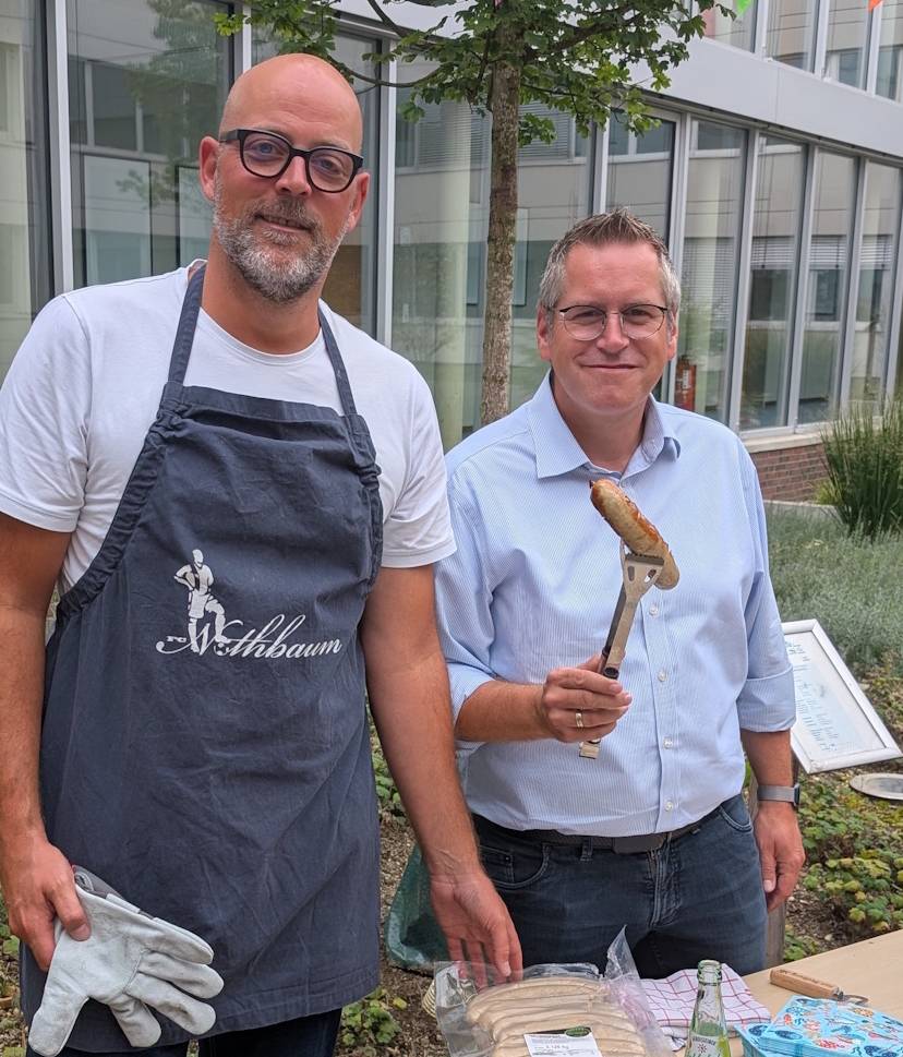  Alle Siegelträger von „Verein, aber sicher!“ wurden Anfang September ins Bedburger Rathaus eingeladen. Jugendamtsleiter Carsten Esser (l.) und Bürgermeister Sascha Solbach versorgten sie mit leckeren Würstchen vom Grill. 