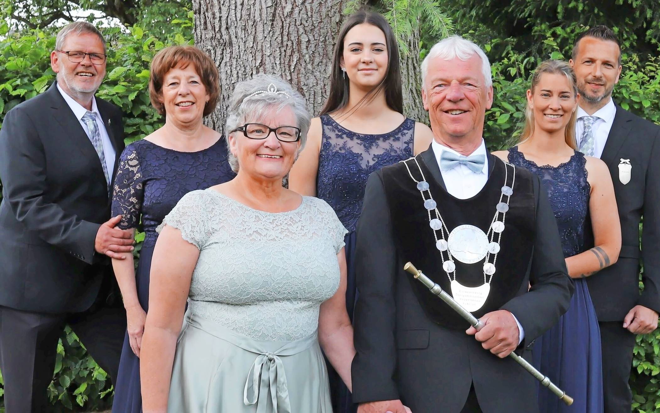 Das Königspaar Frank II. und Birgit I. Schulze mit seinen Ministerpaaren Heinrich und Ingeborg Schiffer (links) sowie Marina und Benny Beukenbusch mit ihrer Tochter Milia als Prinzessin.    