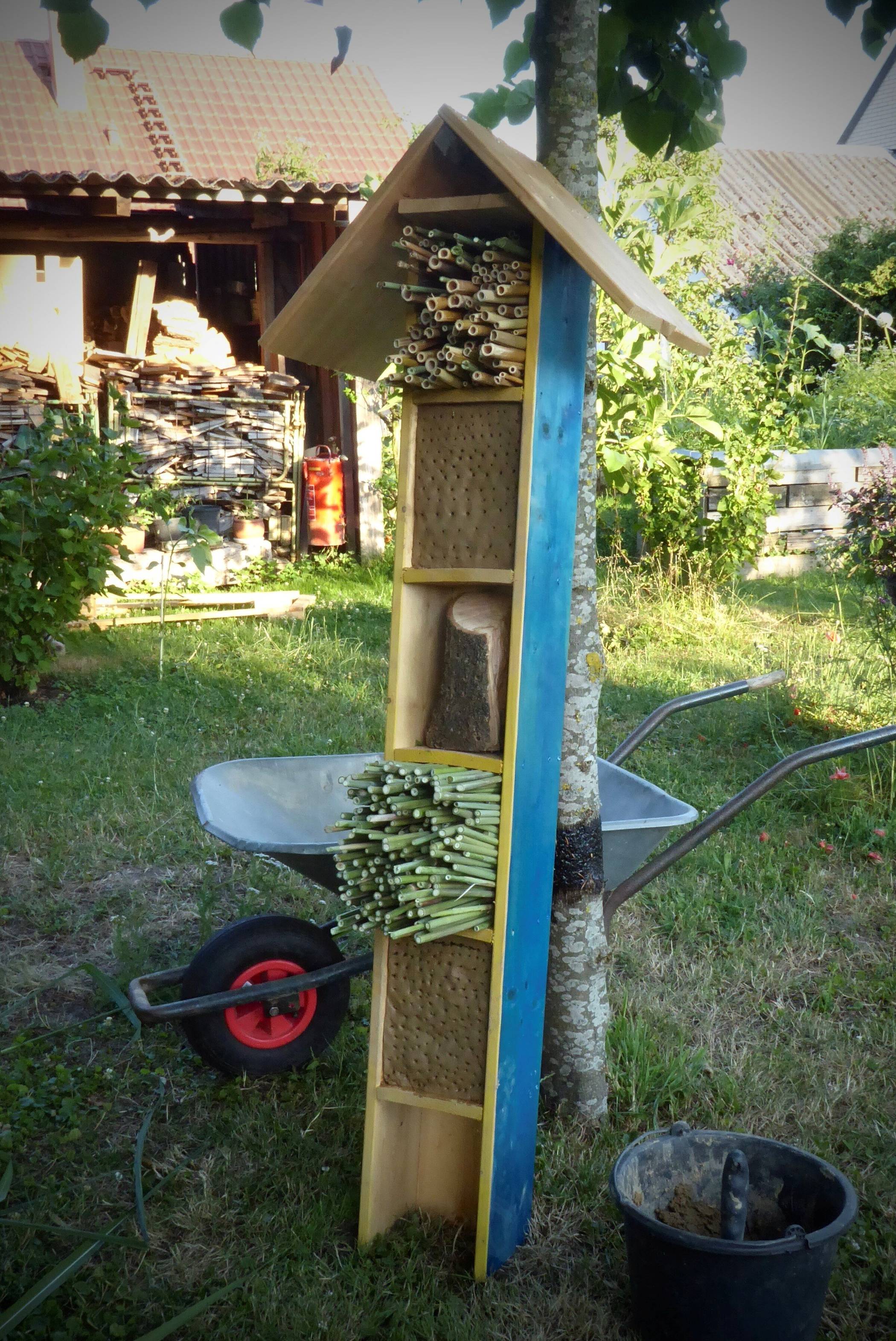  Eine der ersten gefüllten Insekten-Nisthilfen.  