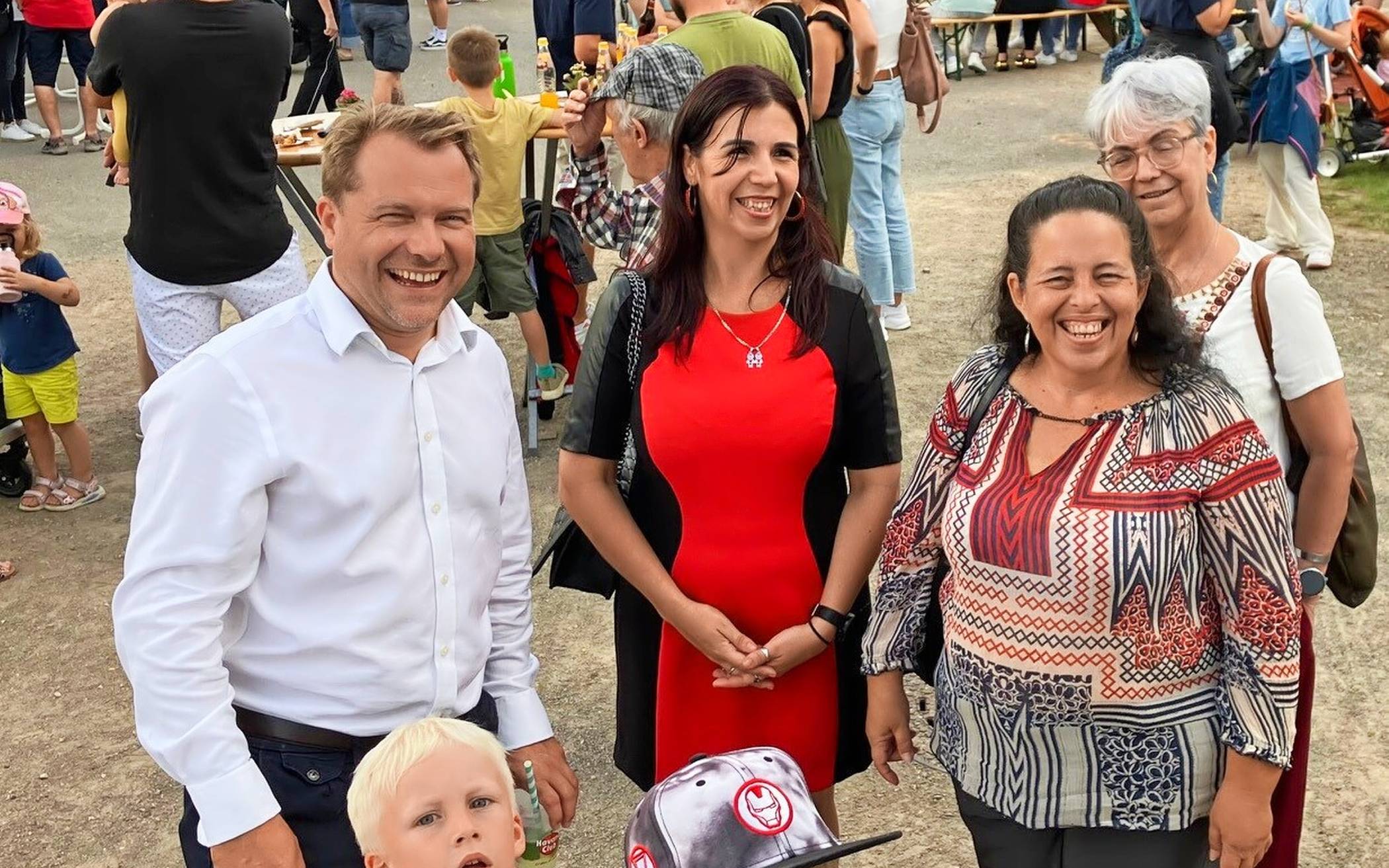 Das ist bekannt: Der Gillbach-Bürgermeister fühlt sich wohl auf der „Rommersfood“-Festwiese.  Fotos: NBu.