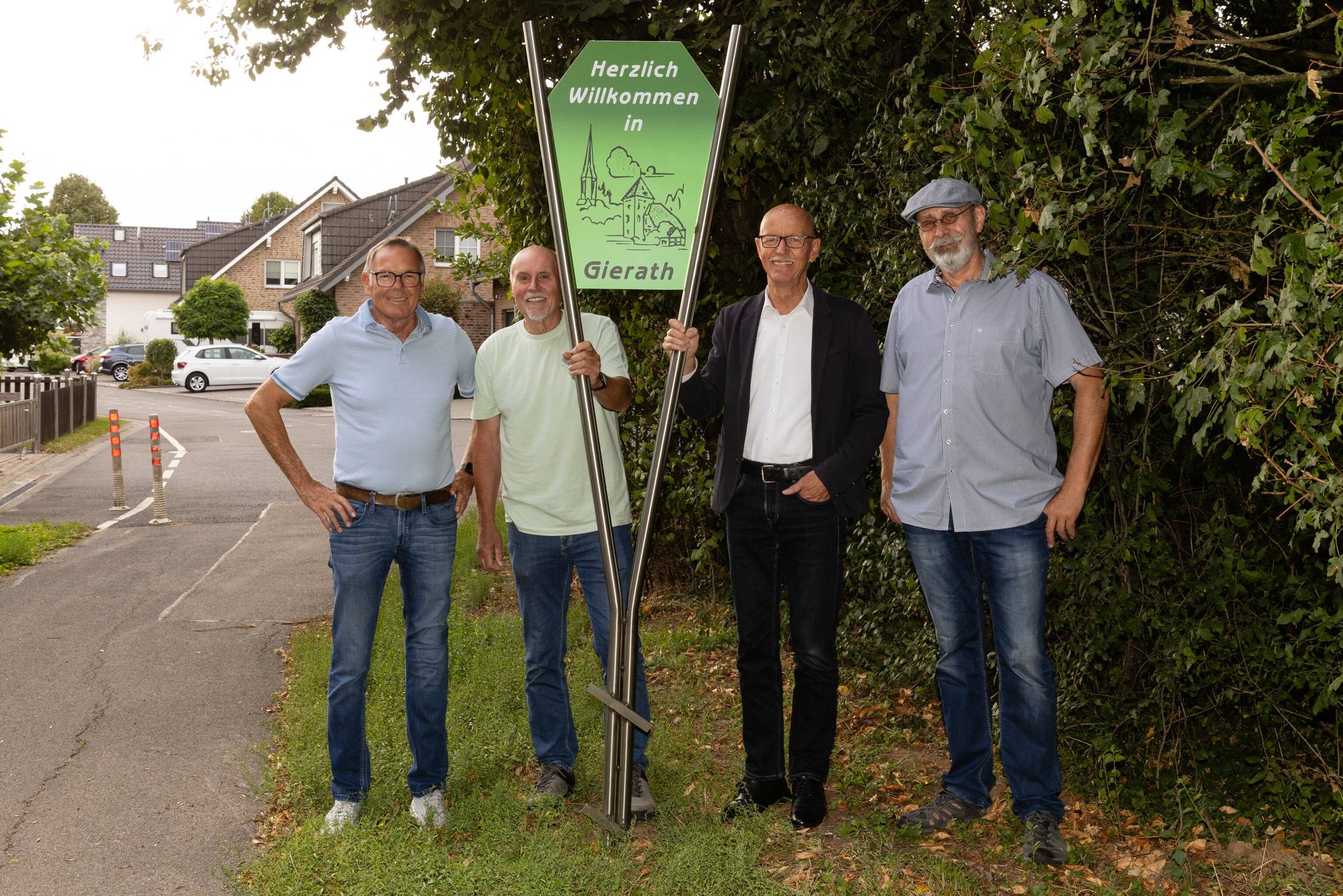  Von links: Wolfgang Schumacher, Helmut Drossard, Bürgermeister Harald Zillikens und Heinz Gerhard „Haggy“ Schroeder.  