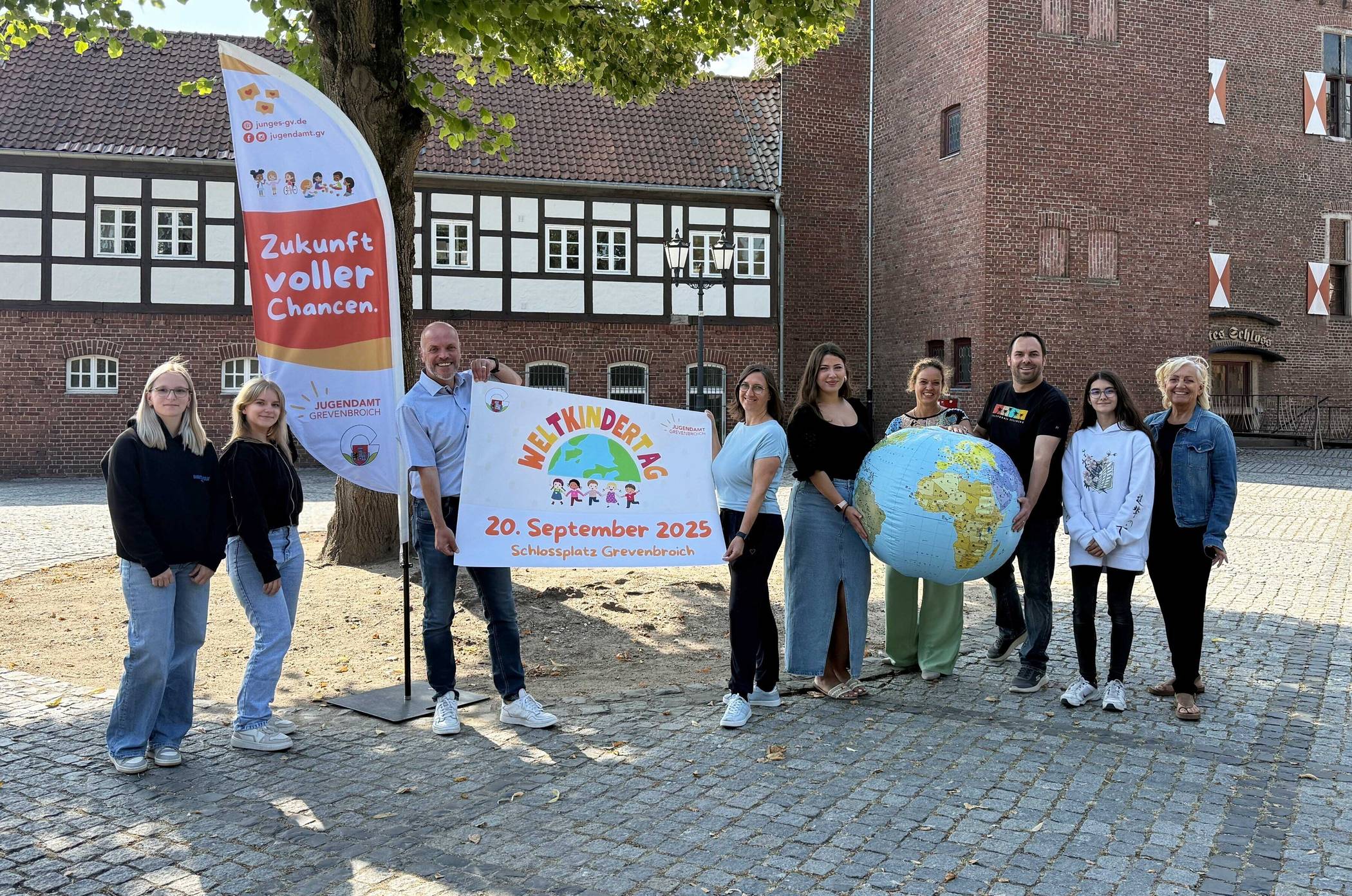 Bürgermeister Klaus Krützen (Dritter von links), Alexandra Gottwald (Netzwerkkoordinatorin „Frühe Hilfen“, Vierter von links) und das Team der Kinder- und Jugendförderung.