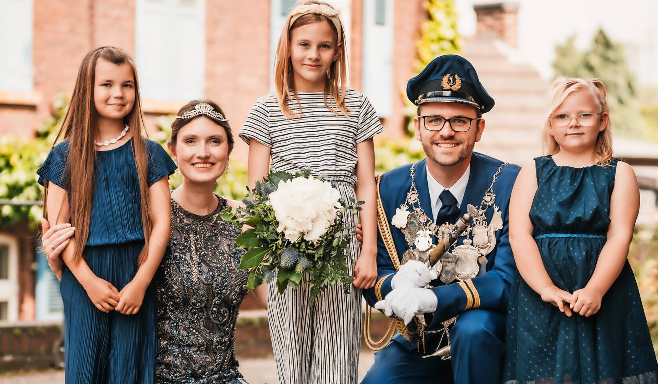  Das Königspaar Werner Alderath und Katharina Müllejans-Lukas mit den kleinen Hofdamen (von links) Emilia Petry, Sophia Hoffmann, Emelie Weber. 
