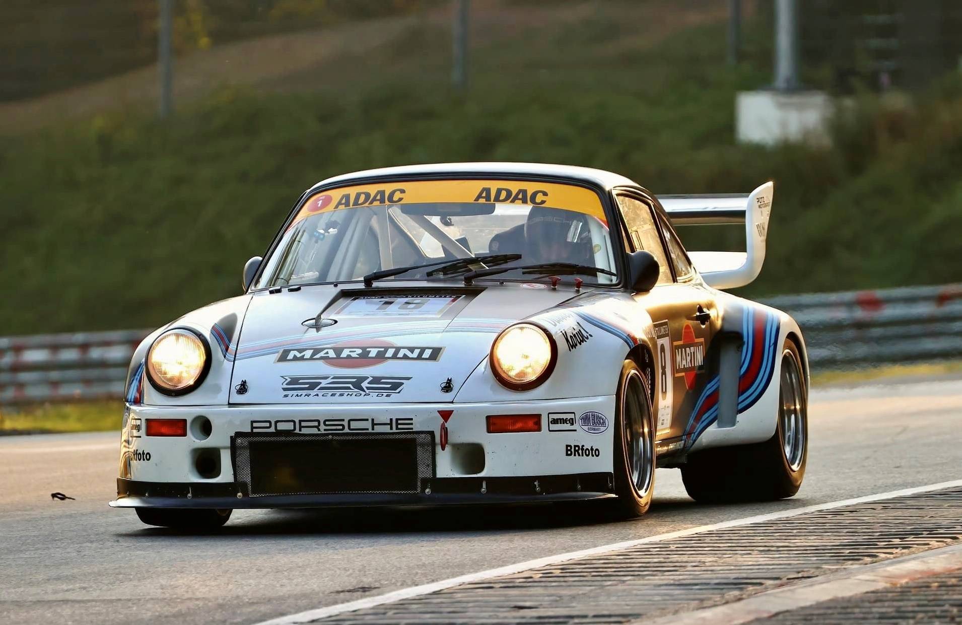 Der „Martini Porsche 911 Carrera RSR“ mit André Kunkel und Michael Funke auf dem Weg zum Gesamtsieg in Spa-Francorchamps.  Foto Marc Boels