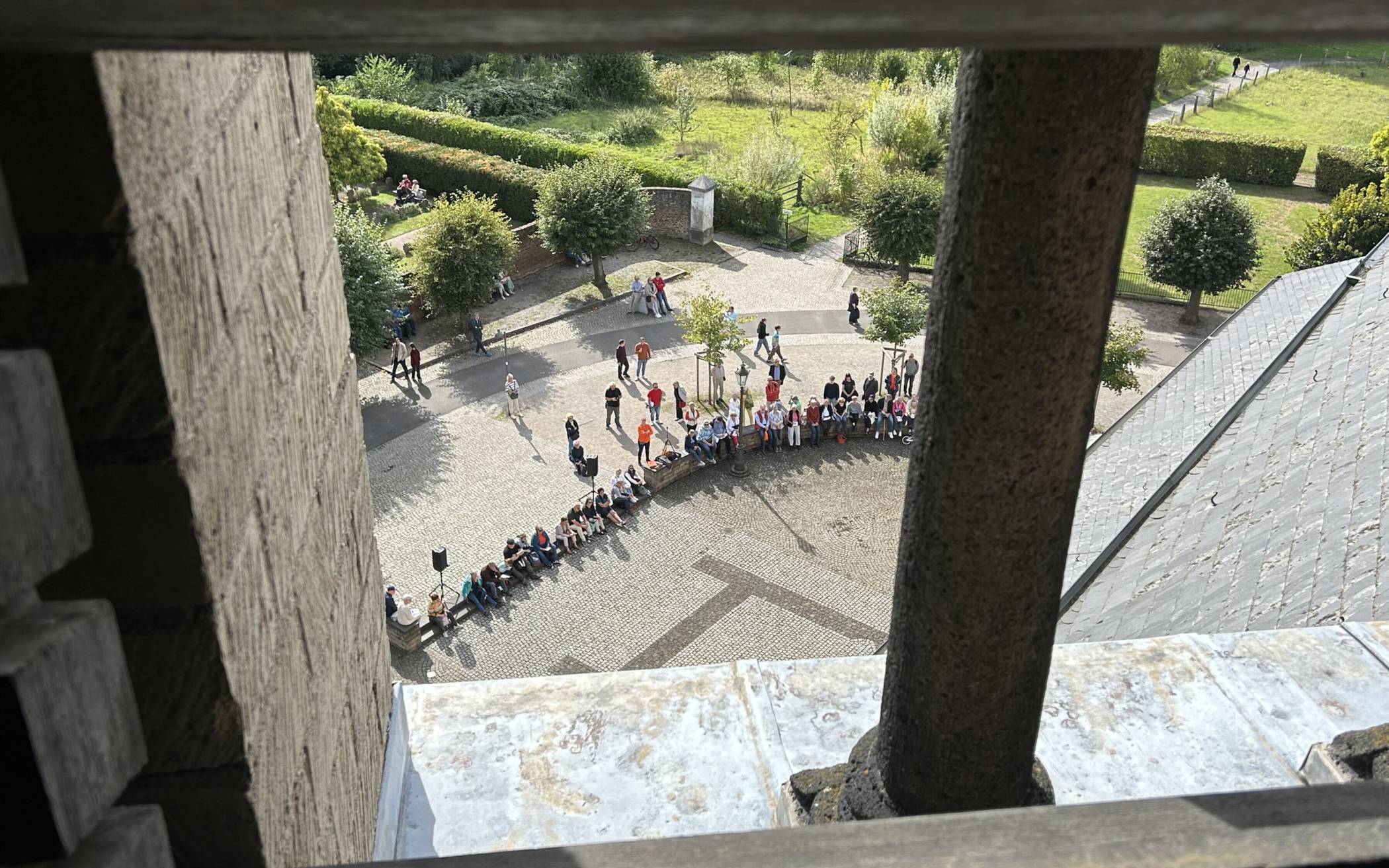 Besucher vor der Basilika beim Glockenkonzert.