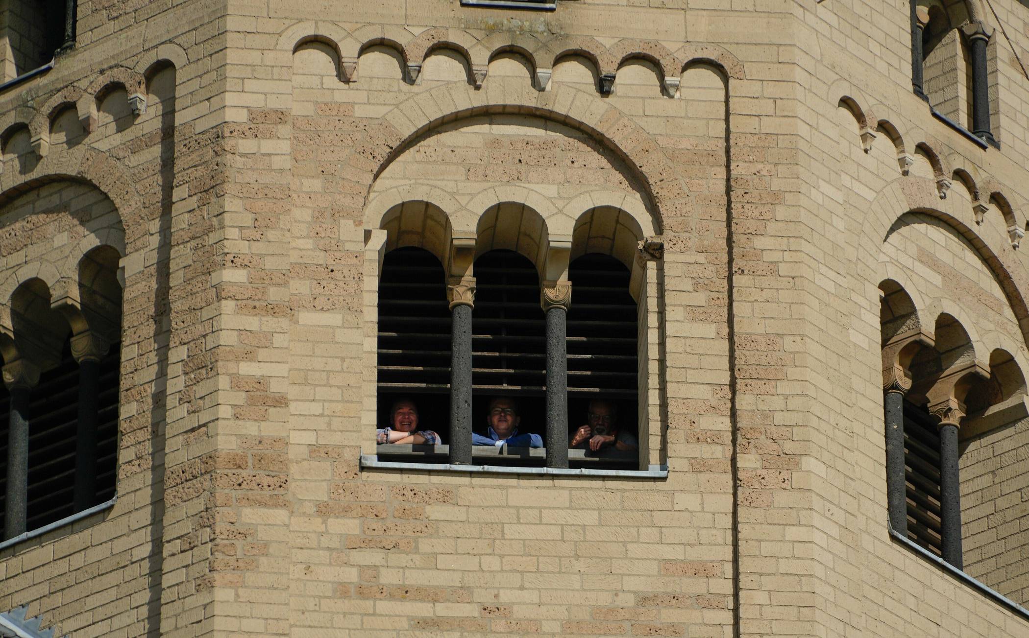 Helfer auf dem Glockenturm der Basilika.