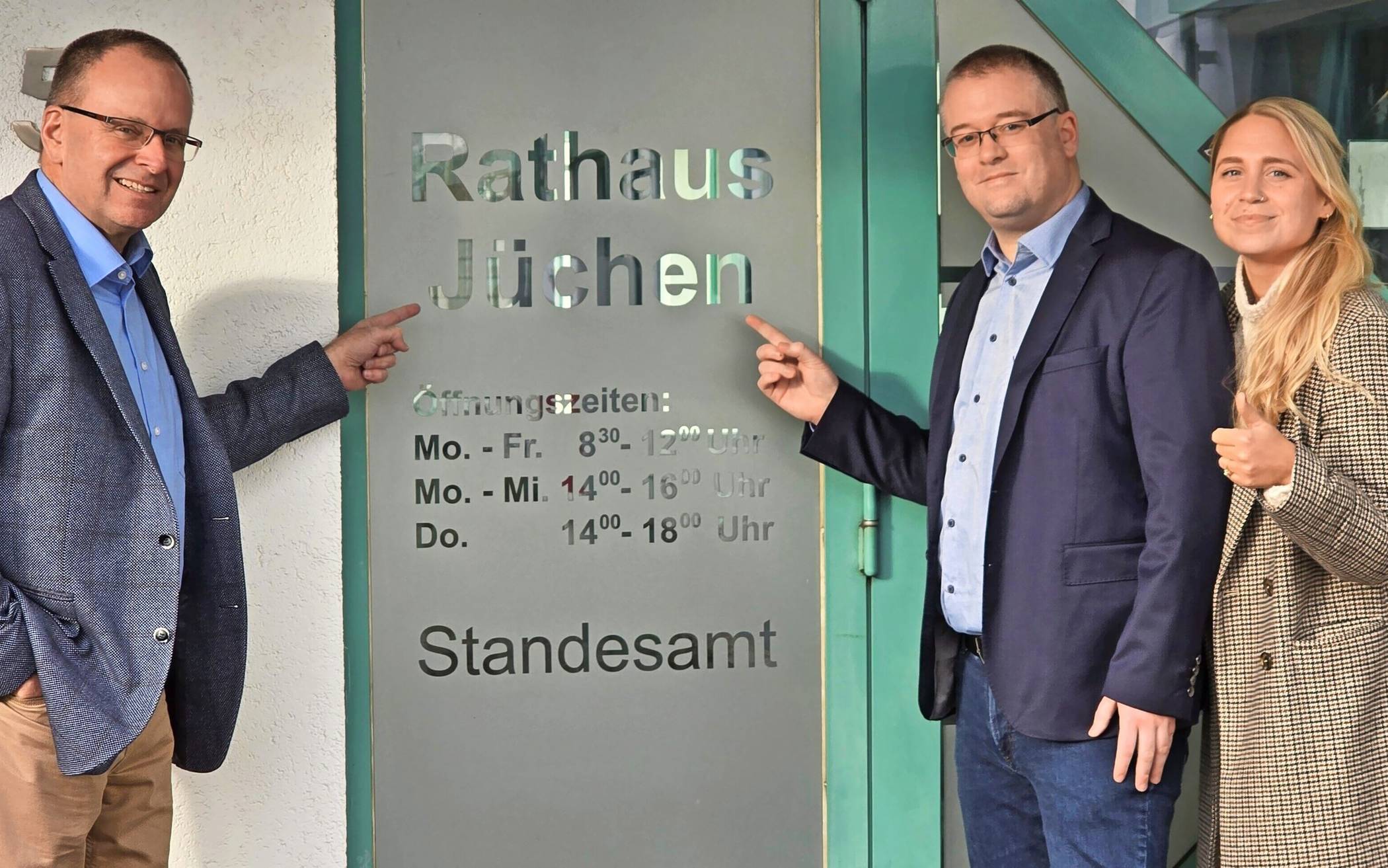  Bürgermeisterkandidat Philipp Sieben (Mitte) mit den beiden SPD-Ortsvereinsvorsitzenden Anna Aretz und Norbert John vor dem Jüchener Rathaus.  