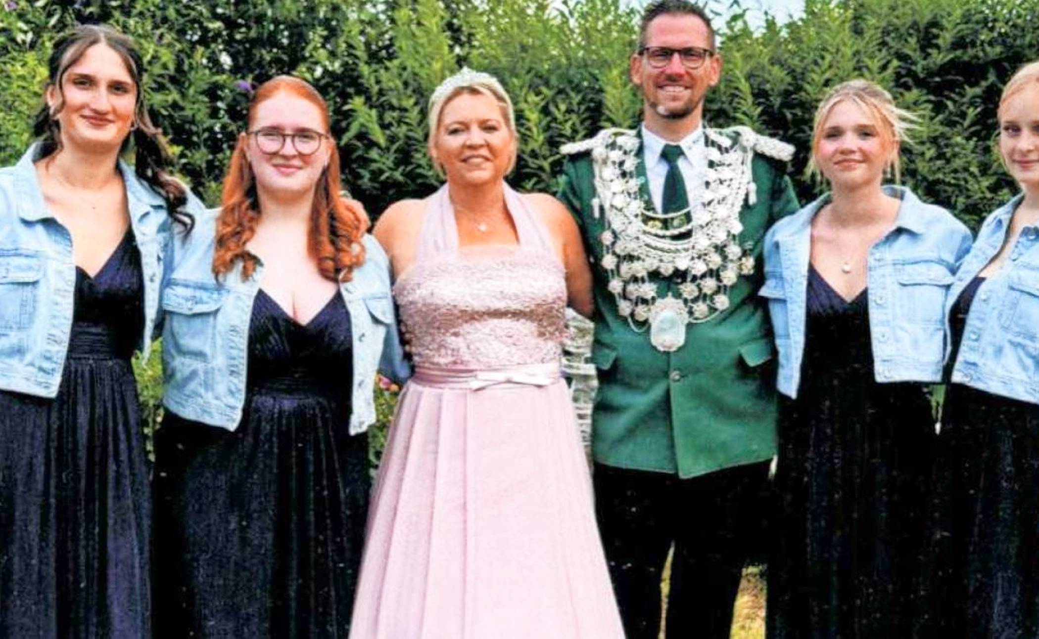  Unterstützt werden die Majestäten von einem Hofstaat, der nicht nur familiär eng verbunden ist, sondern auch junge Gesichter ins Rampenlicht rückt. 