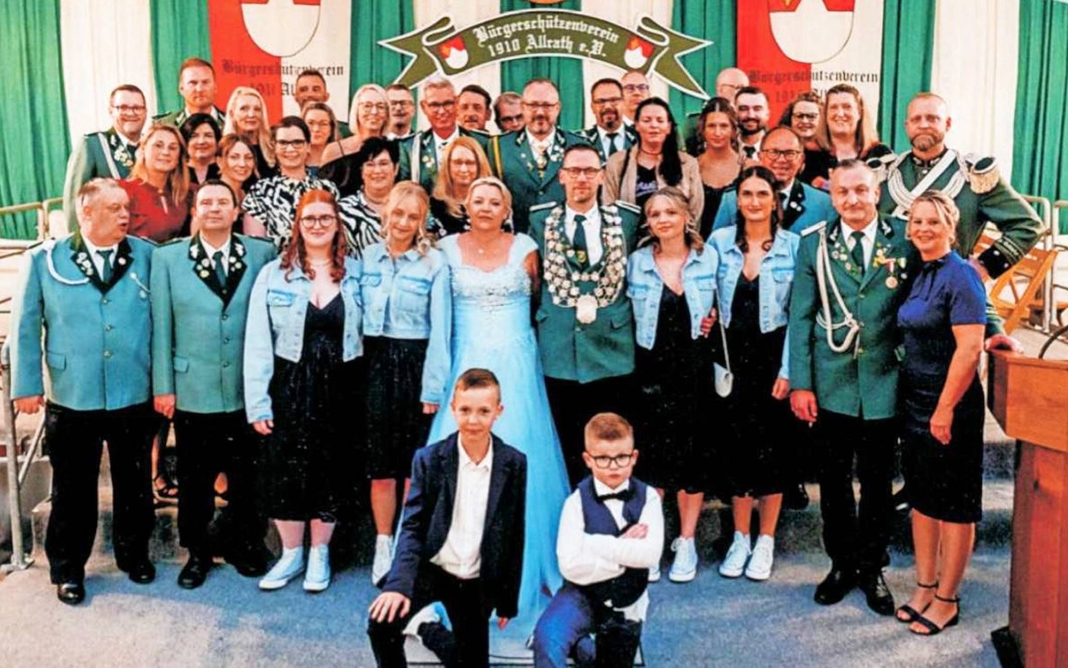  Ein Schützenkönig steht nie allein, und in diesem Jahr bildet der traditionsreiche Jägerzug Waldeslust das Rückgrat des Königspaares. Der Zug, 1988 gegründet, ist seit Jahrzehnten fest im Allrather Vereinsleben verankert. 