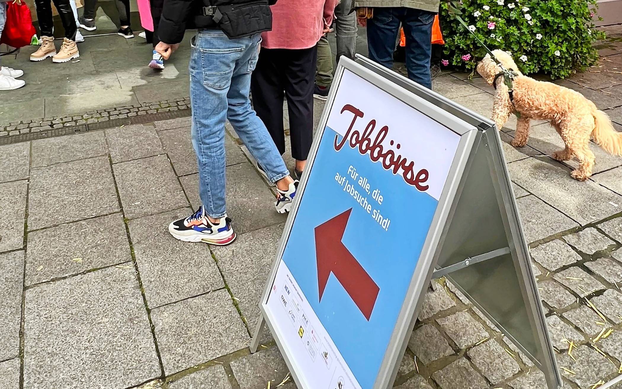 „Mit dieser Veranstaltung bieten wir erneut eine niederschwellige Plattform, um vor Ort unkompliziert in Kontakt treten können“, erklärt Ina Grothof, Wirschaftsförderin der Stadt.