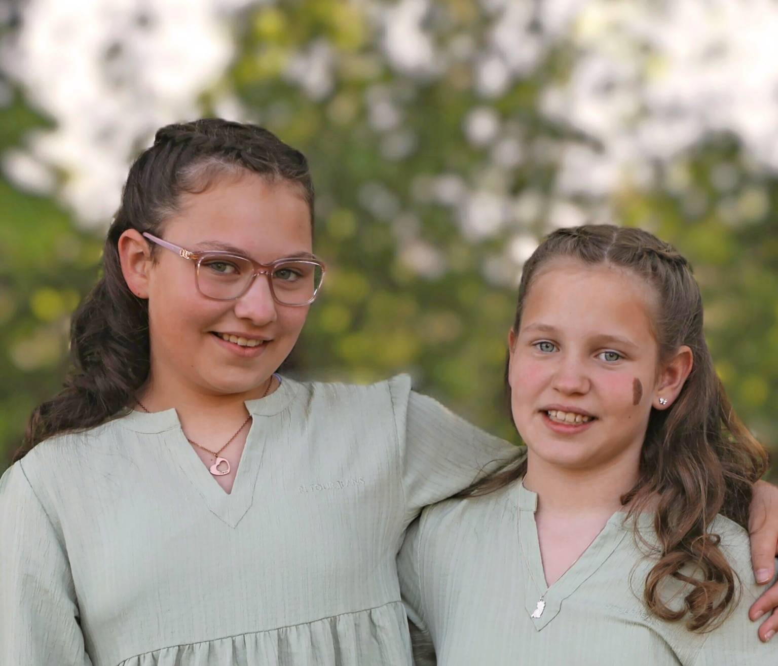 Die Mini‑Hofdamen Lina und Nia Johanna Klöther.