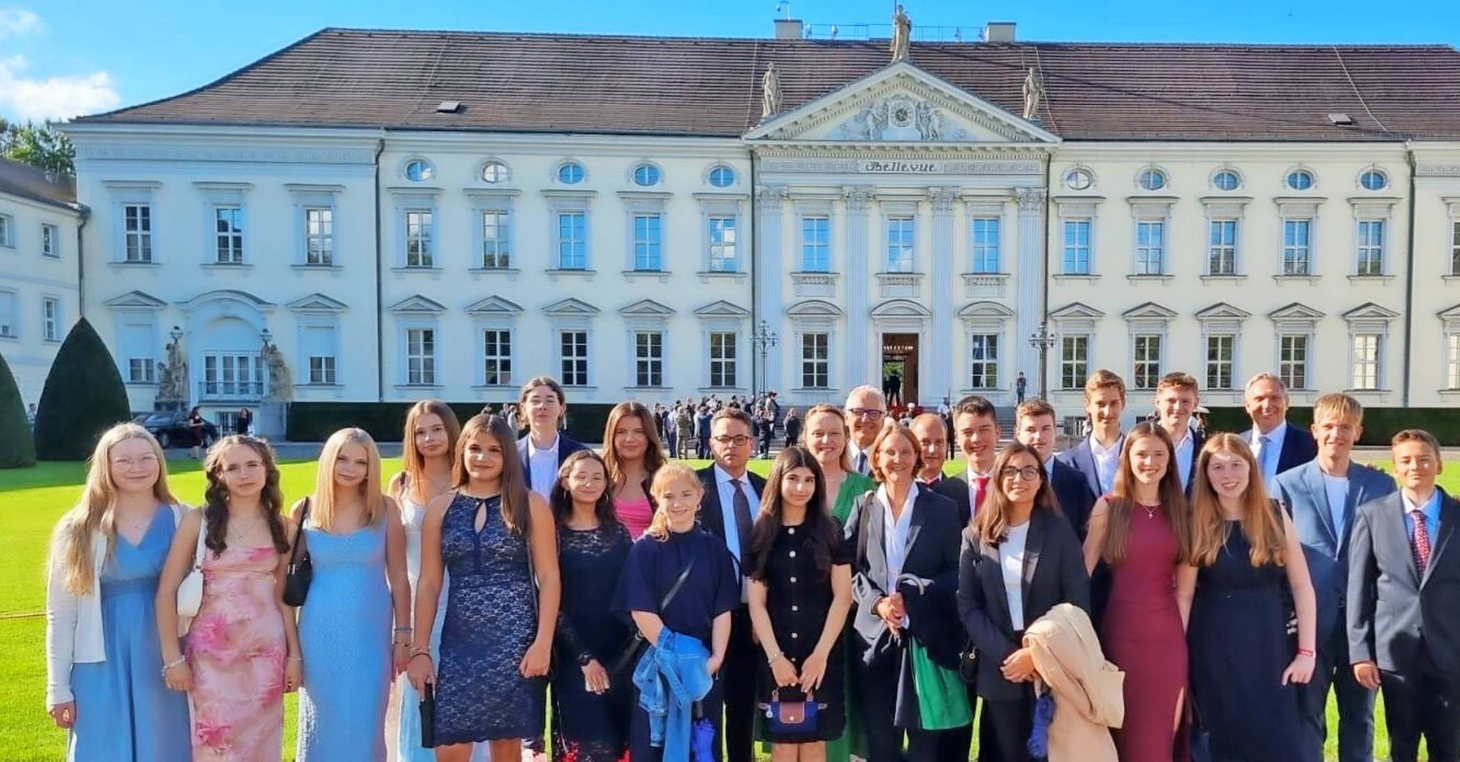  Die Pascal-Delegation vor Schloss Bellevue. Frank-Walter Steinmeier (oben) hatte sie zum Bürgerfest geladen. 