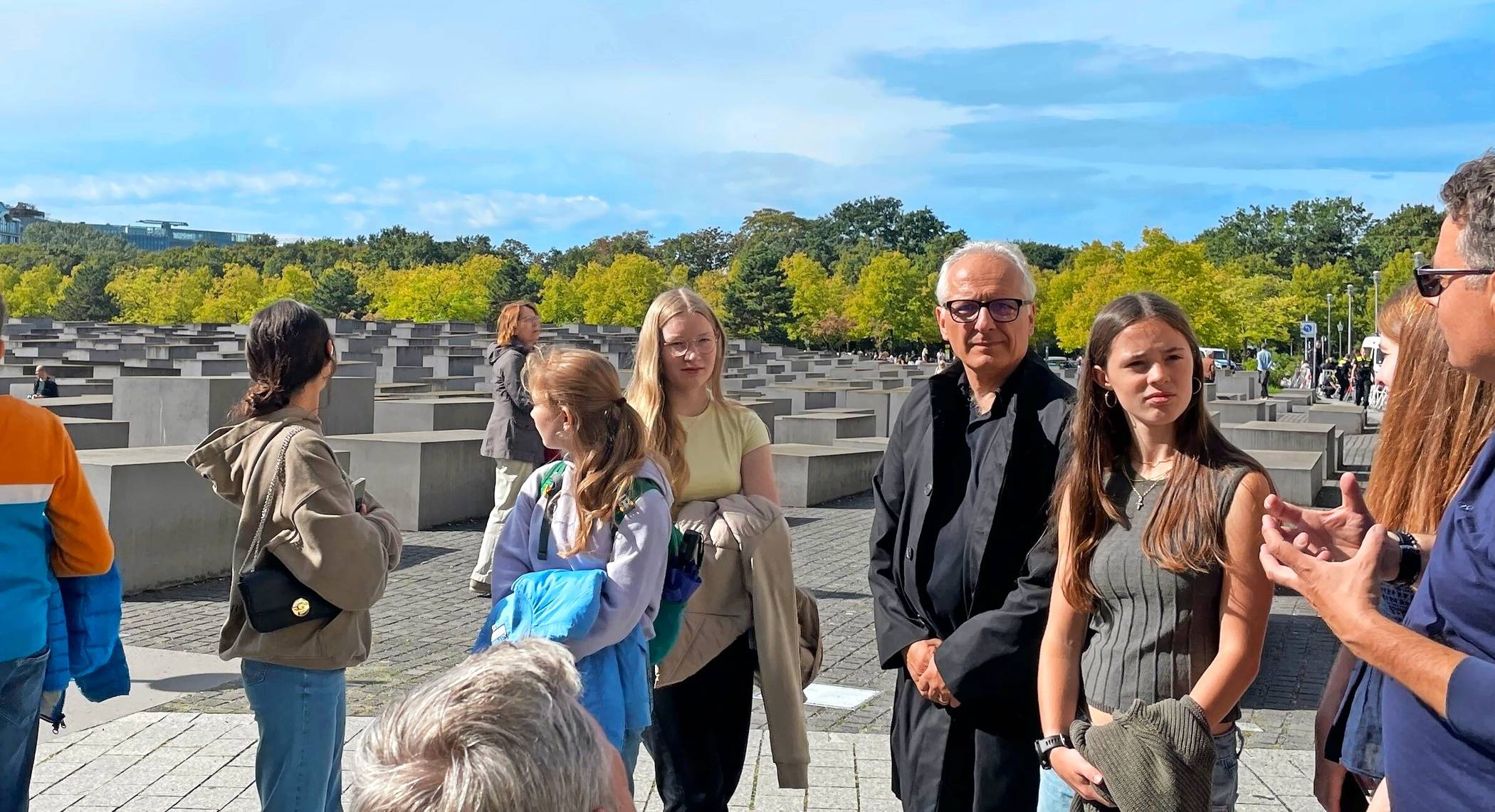 Philipp Janssen erörtert der Gruppe Idee und Enstehung des Holocaust-Denkmals in Berlin.