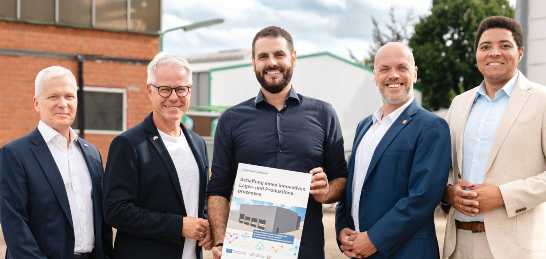 Von links: Steffen Bellenstedt (IHK) Jürgen Steinmetz (IHK-Geschäftsführer) Felix Bierewirtz (GF "Gloria Fahrzeugbau") Klaus Krützen (Bürgermeister) und Heinrich Thiel (Wirtschaftsförderer).