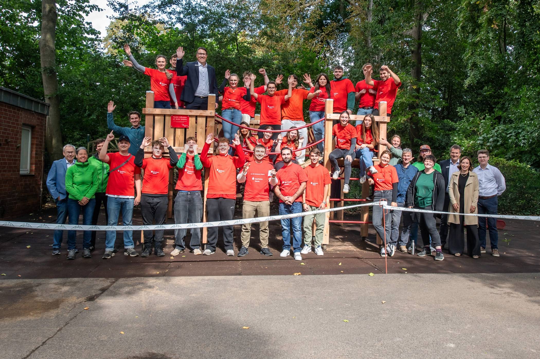 Im großen Stil wurde die Eröffnung des Spielplatzes auf dem Schulhof der Grundschule Hochneukirch gefeiert.   