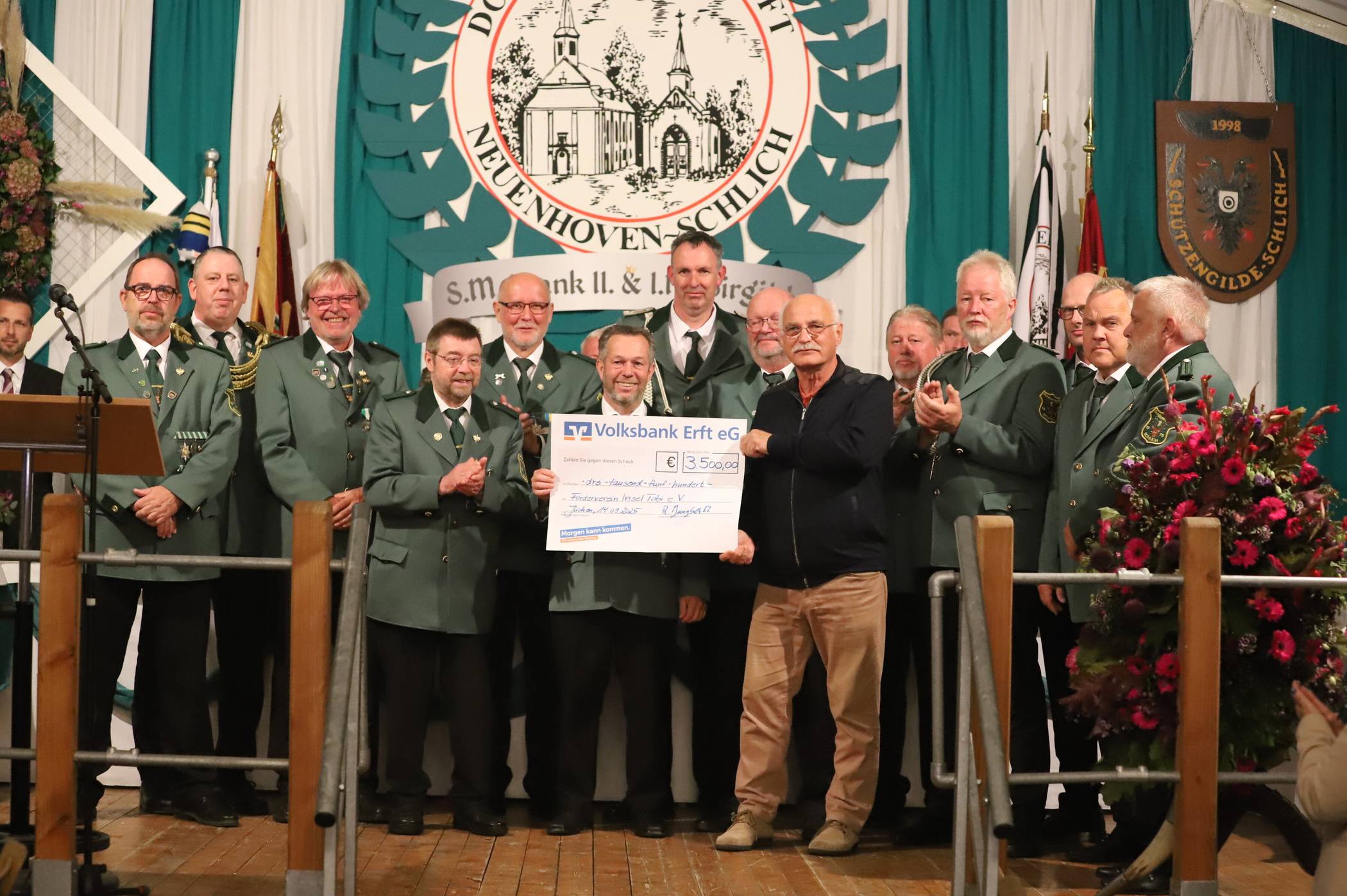  Die Schützenjäger Schlich haben im Rahmen ihres Jubiläums 3.500 Euro an den Förderverein „Insel Tobi“ gespendet.  