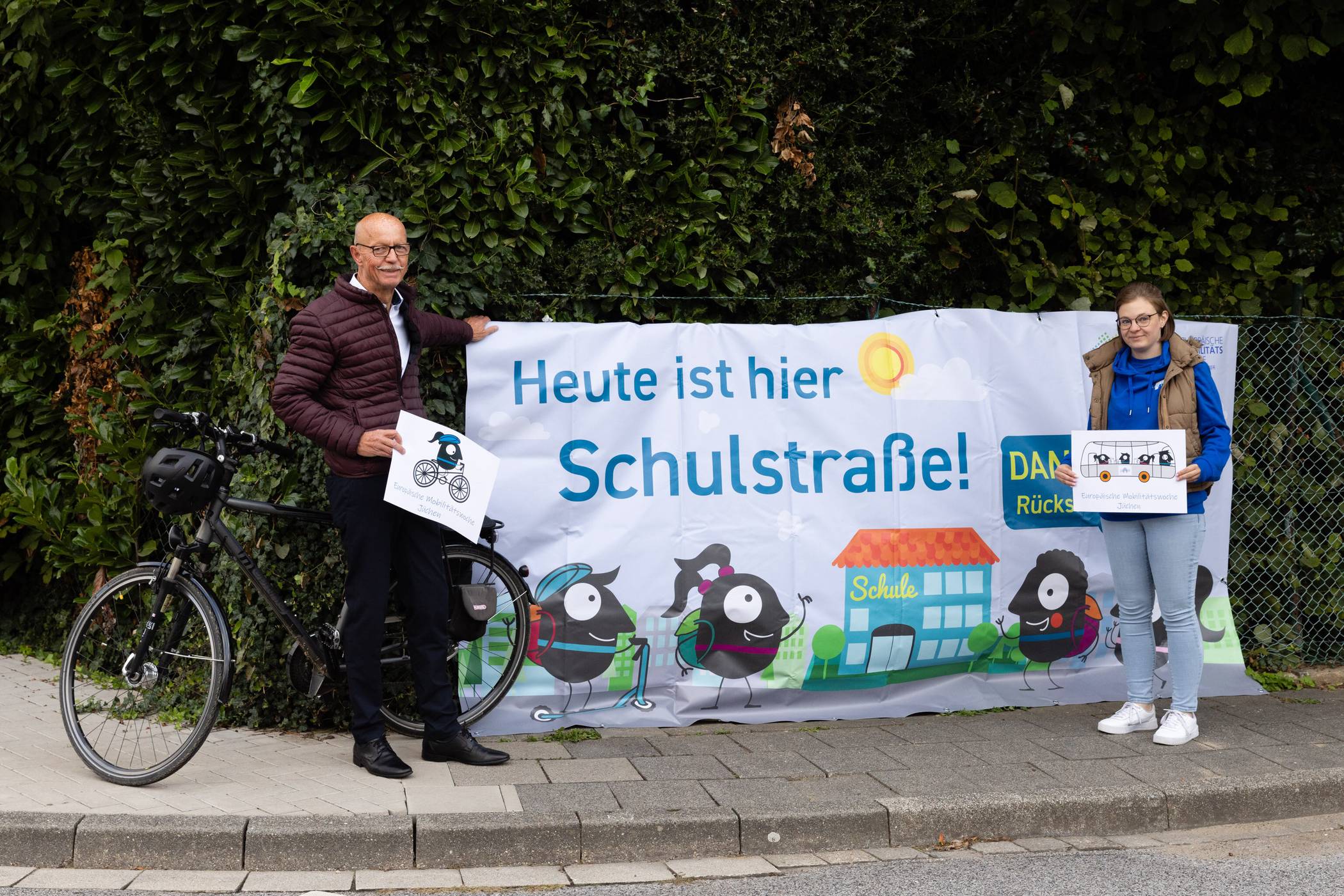  Bürgermeister Harald Zillikens und Isabelle Heidbüchel von der Stadt Jüchen. Foto: Stadt Jüchen 