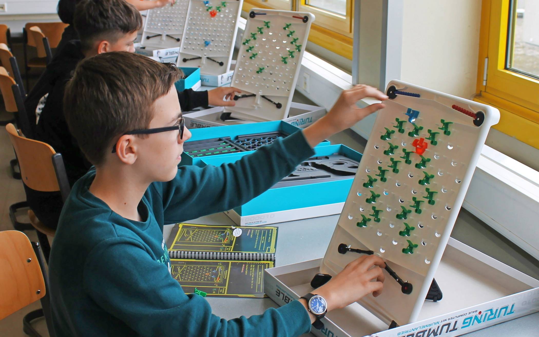 Im Modellprojekt „Informatikunterricht Klasse 7“ werden mechanische Recheneinheiten mit einer Murmelbahn nachgestellt.