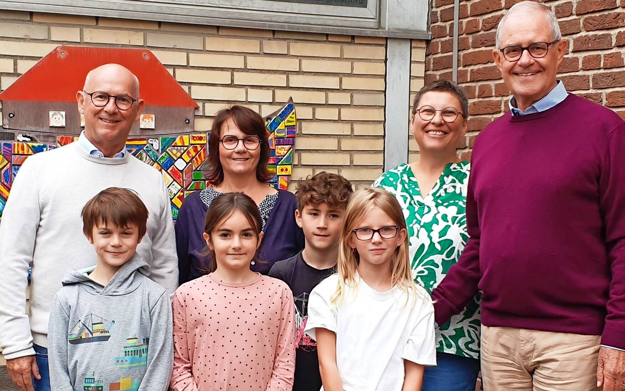  Von links Günter Lennartz, Yvonne Wegner, Susanne Esser, Jürgen Hildebrandt sowie die Sprecher der beiden Klassen. 