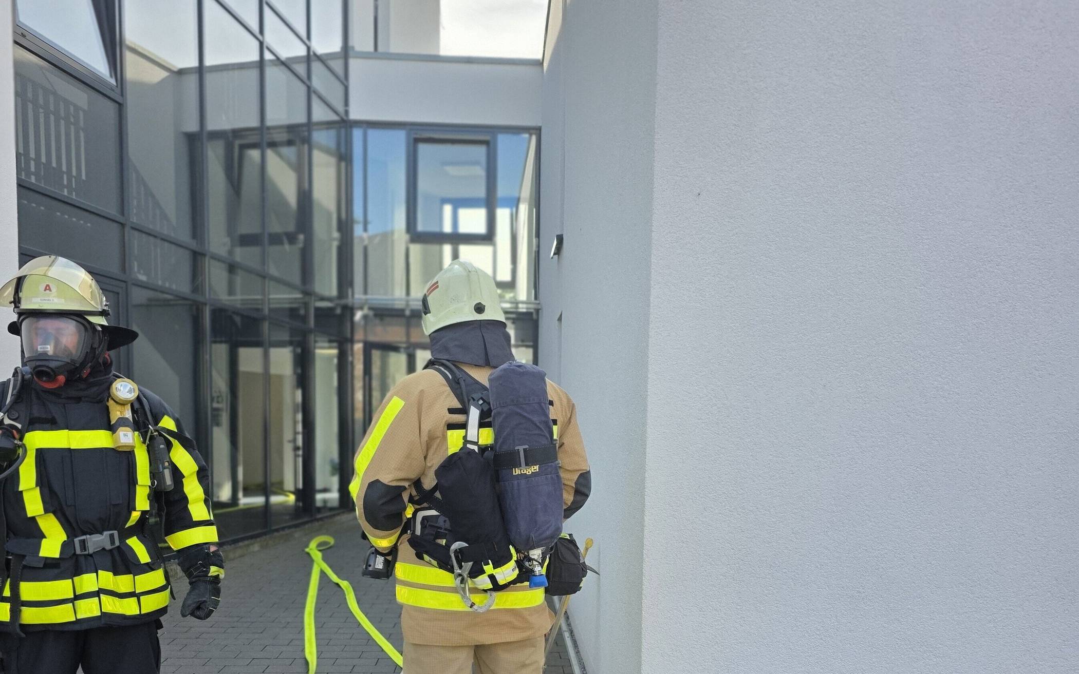  Die Feuerwehr rettet Frau bei Zimmerbrand in Frimmersdorf. 