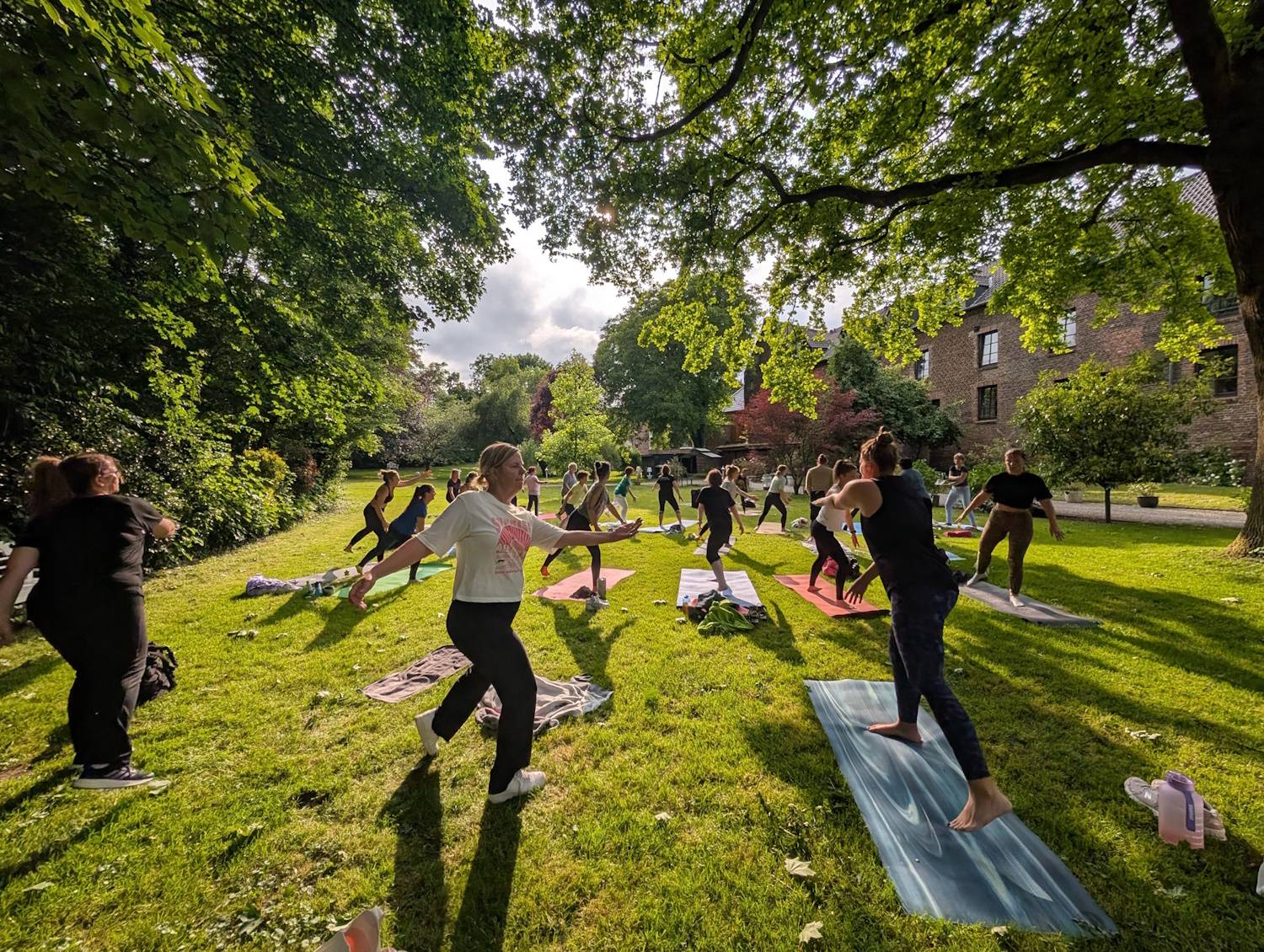  Die Premiere von „Sport im Park“ in Bedburg lockte im Juni über 3.000 Menschen zu den kostenfreien Sportangeboten unter freiem Himmel – jetzt geht es für ein Wochenende in die Halle.  
