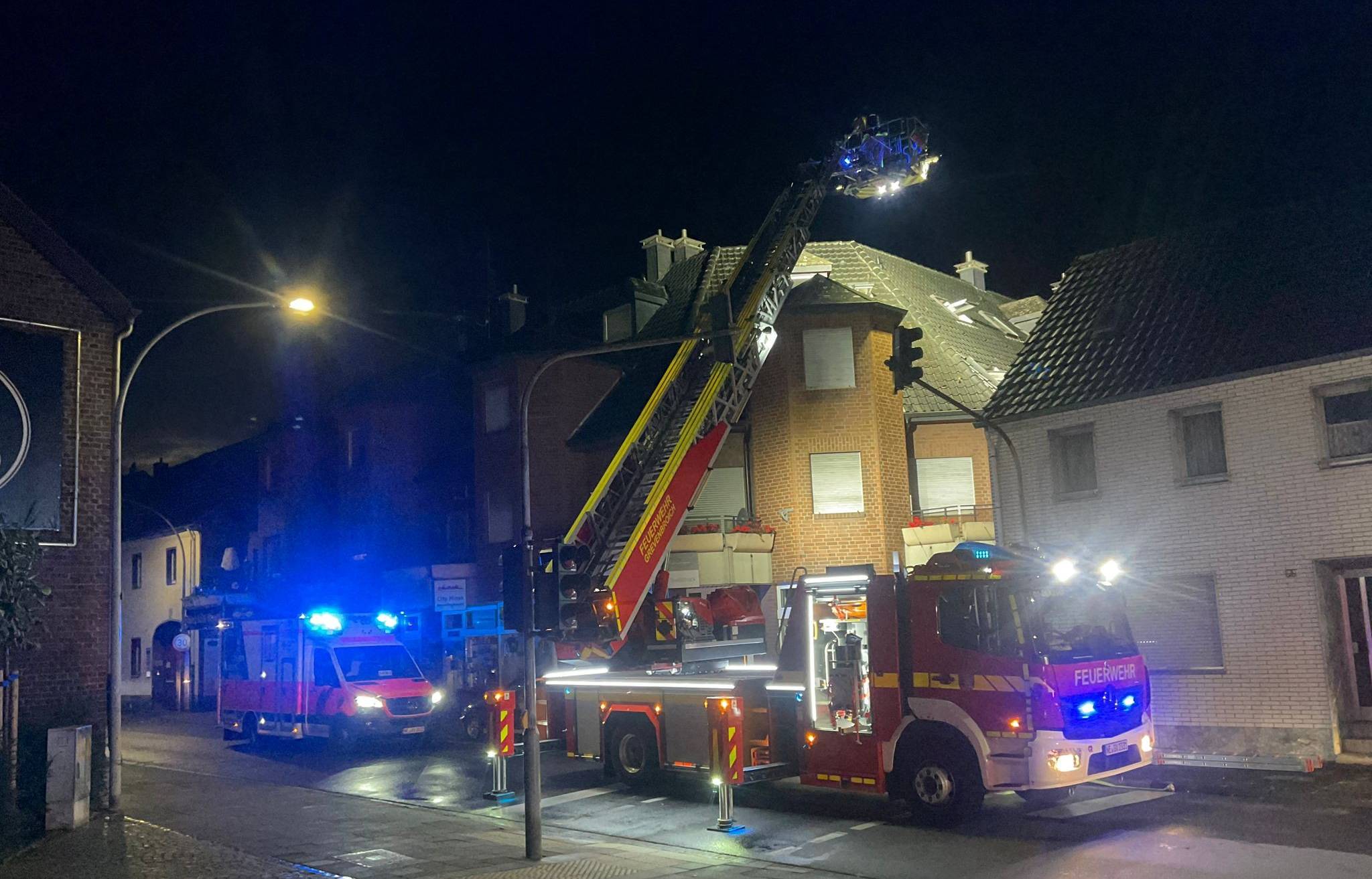 Feuerwehr rettet eine Frau bei einem
