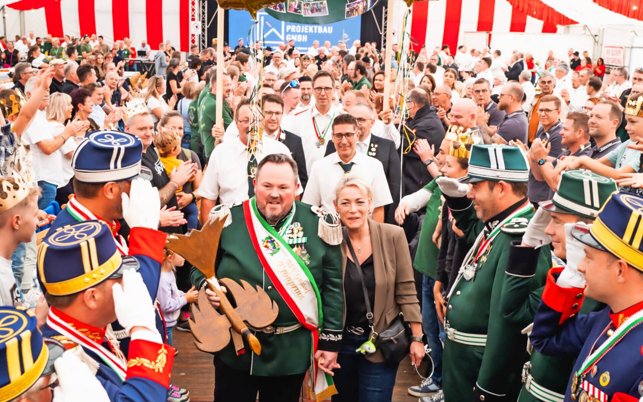 Marcel Krahwinkel beim Einmarsch ins Festzelt nach dem erfolgreichen Königsvogelschuss.