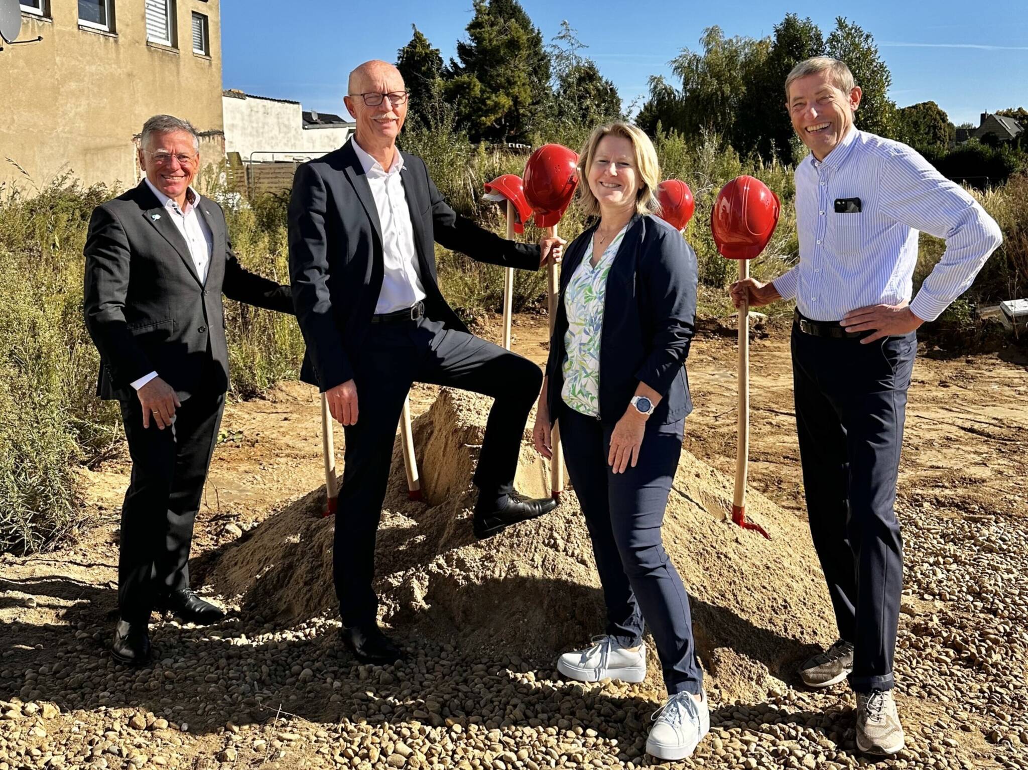 Von links: Landrat Hans-Jürgen Petrauschke, Bürgermeister Harald Zillikens, Technische Dezernentin Sabine Janclas und Günter Kozlowski von der Pyramis Entwicklungs GmbH.