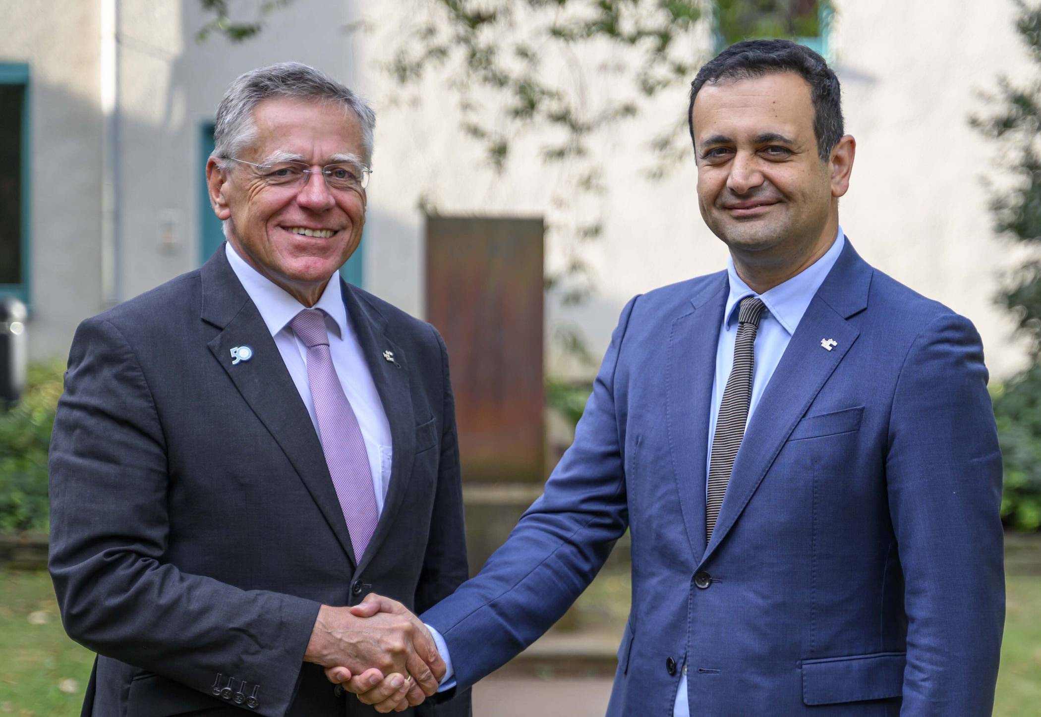 Bijan Djir-Sarai (rechts) ist vom Kreistag zum neuen Kämmerer gewählt worden. Er übt das Amt ab dem 1. Januar 2026 aus, wird aber bereits jetzt stellvertretender Kämmerer.