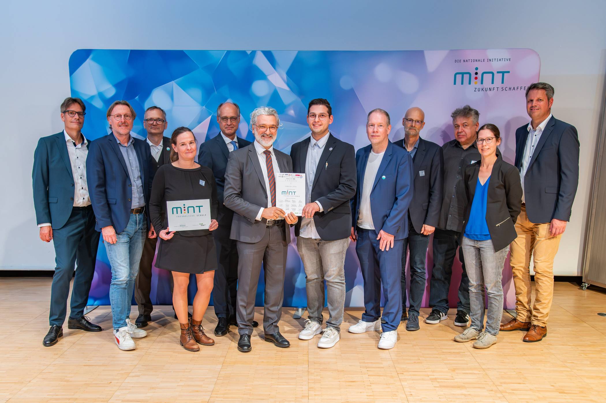  Schulleiter Hakan Ören und MINT-Beauftragter Michael Bender-Vaz (Mitte) nahmen die Auszeichnung entgegen.  