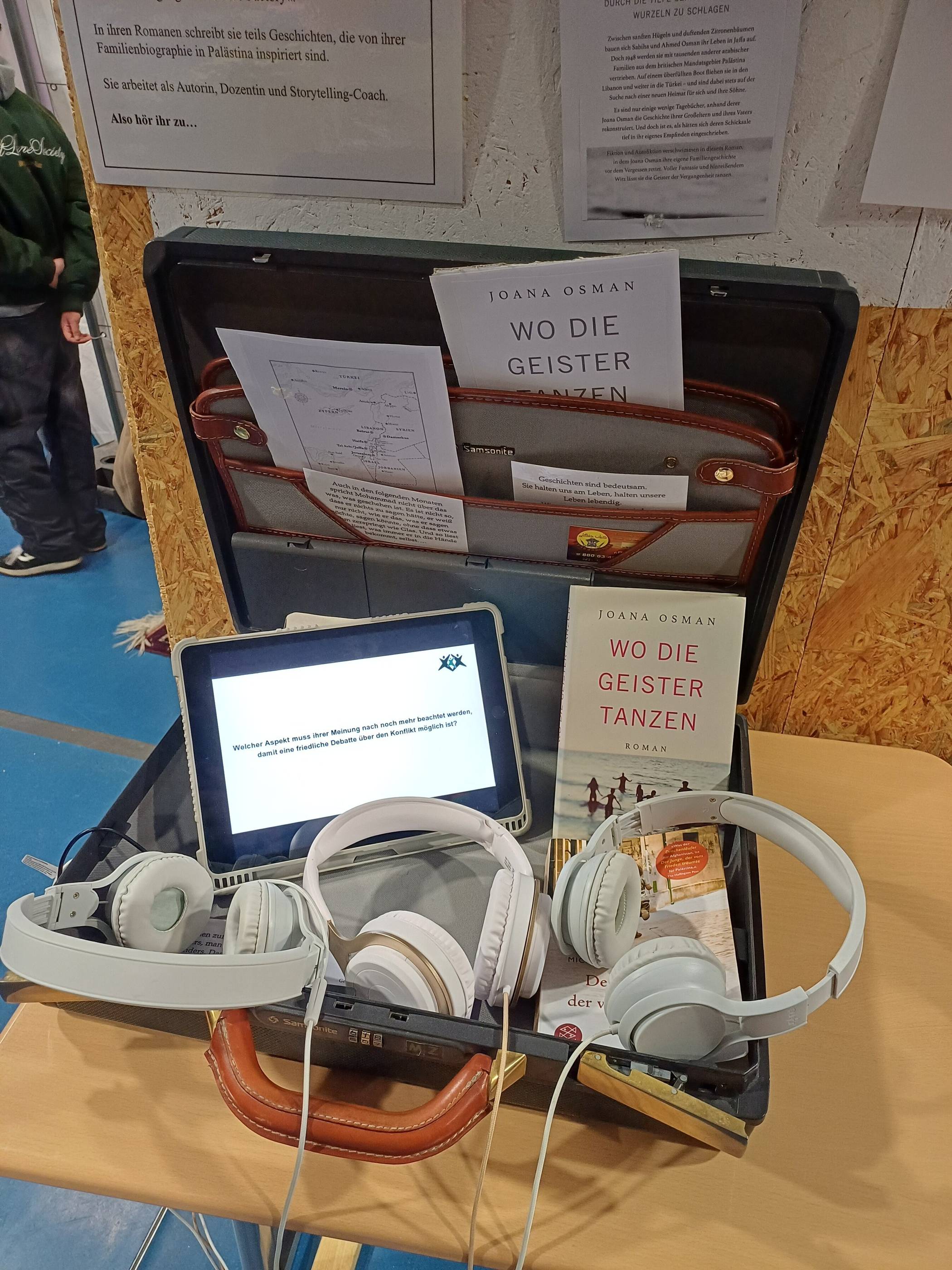 Gesamtschule Jüchen: Ausstellung „Hörbar.Stimmen zu Nahost.“