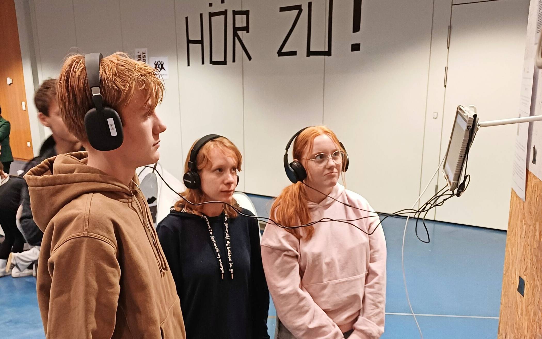  „Hör zu!“ Darum geht es bei der Ausstellung „Hörbar. Stimmen zu Nahost.“, die in der Gesamtschule zu Gast war.  