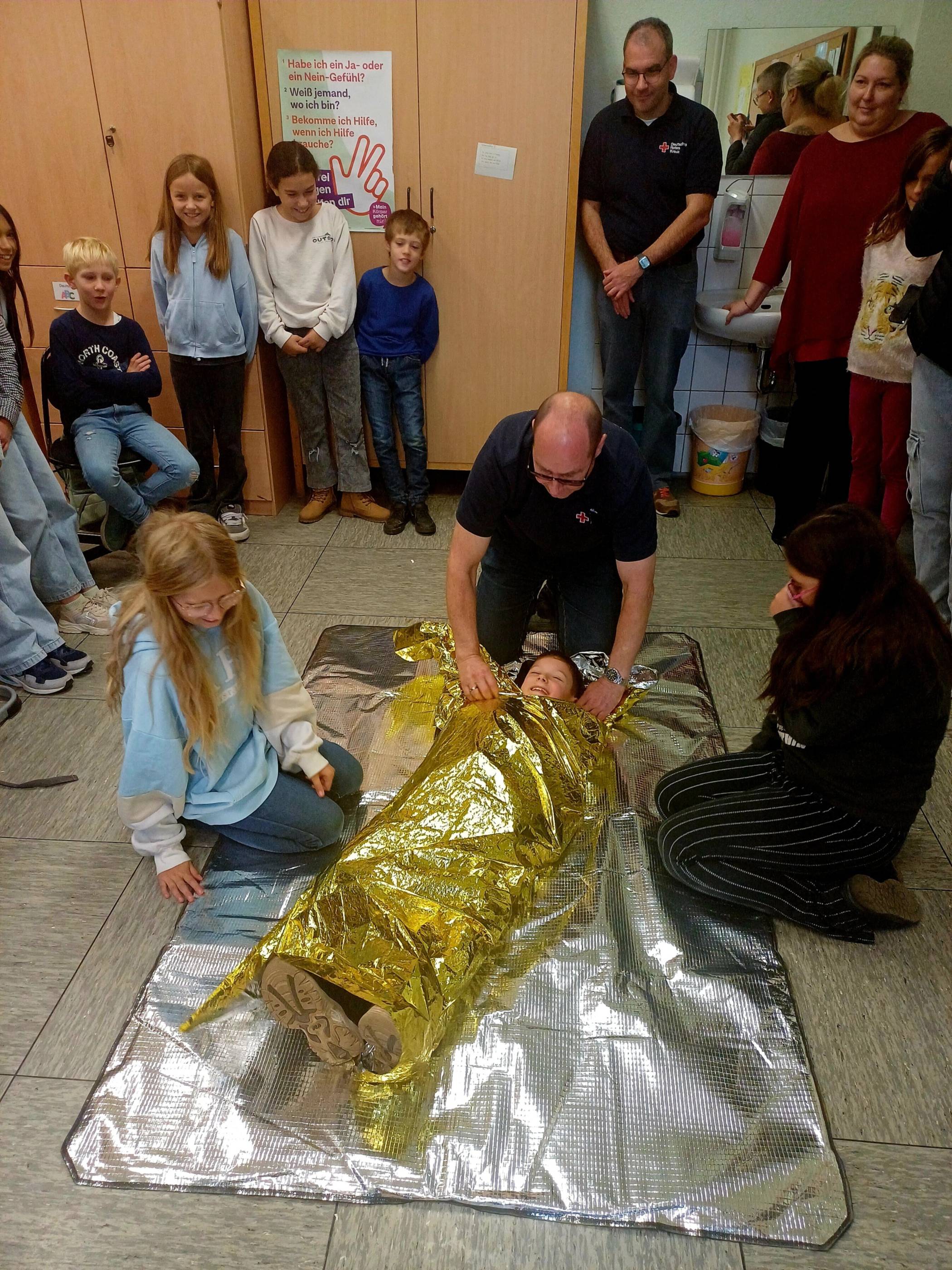  Eines der Highlights für die Kids: ihre Mitschüler in eine Rettungsdecke zu wickeln. 